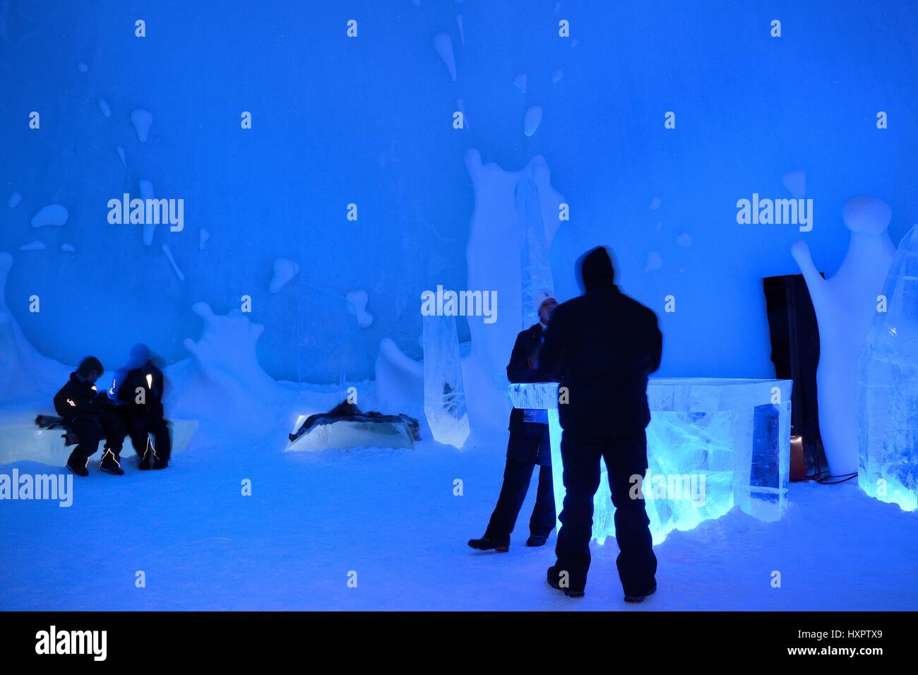 Menschen trinken auf der Ice bar, Ice Hotel, Jukkasjarvi, Schweden, Dezember. Stockfoto