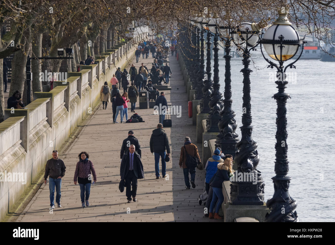 Menschen zu Fuß auf dem Albert Embankment Pfad, London England Vereinigtes Königreich Großbritannien Stockfoto