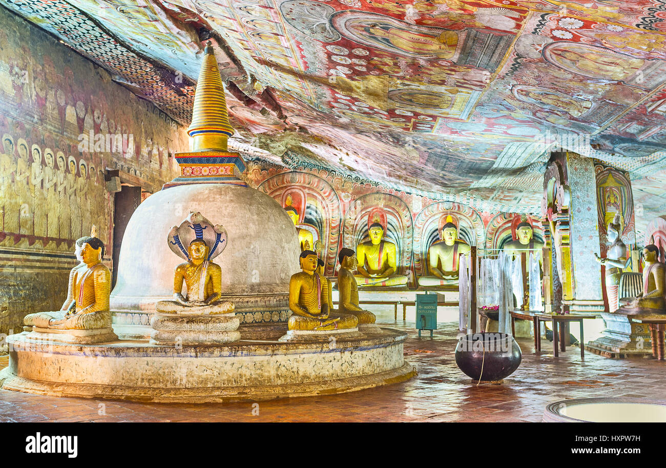 DAMBULLA, SRI LANKA - 27. November 2016: Das Innere der Maharaja Lena Höhle (große Könige) od Dambulla Viharaya mit alten Stupa, bemalten Wänden und n Stockfoto