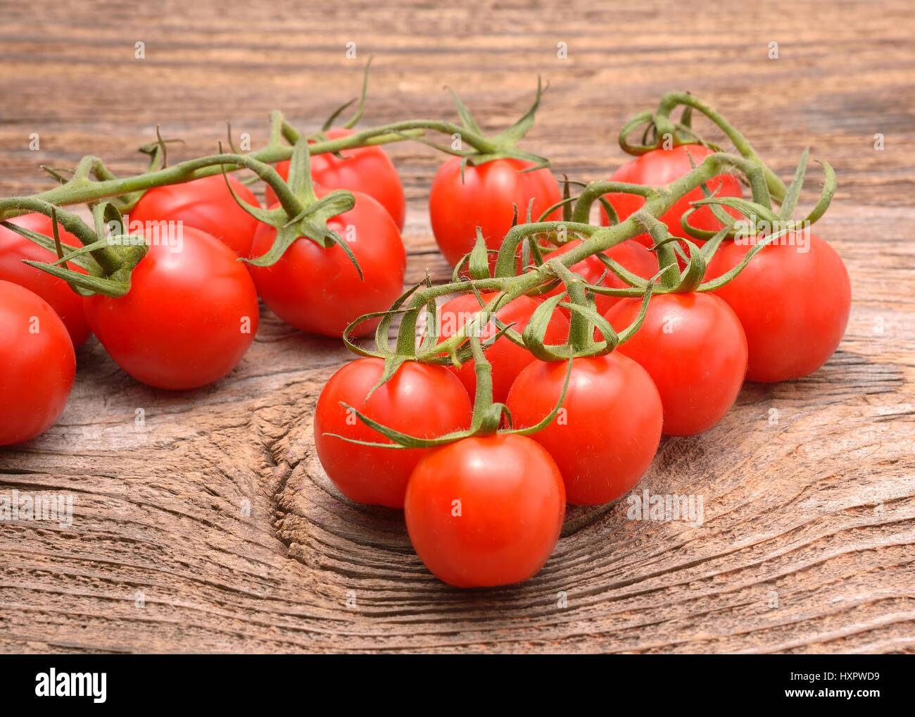 reife Tomaten auf Holz Hintergrund Stockfoto