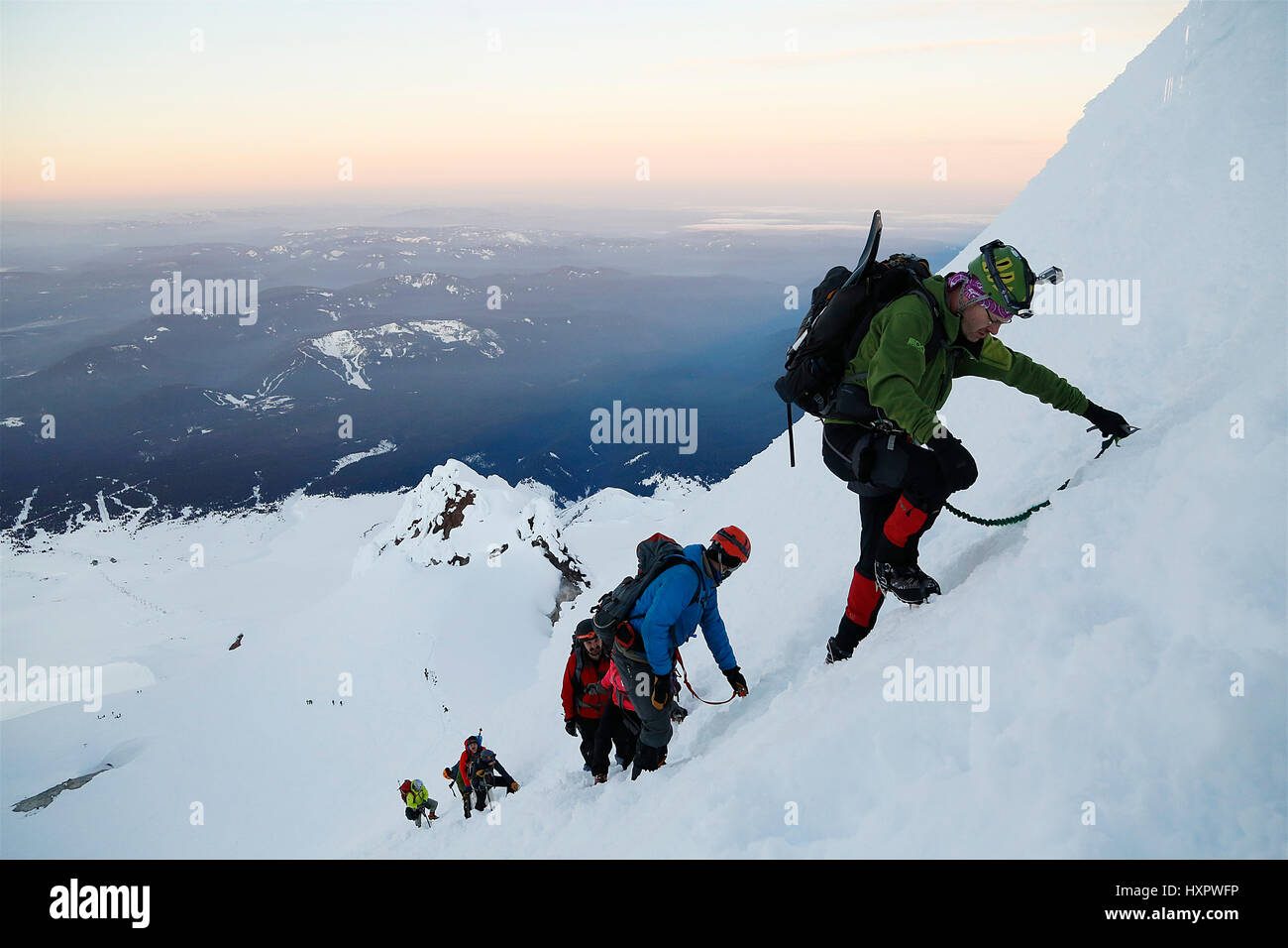 Ein Bergsteiger aufsteigend Mount Hood, Oregon, Vereinigte Staaten von Amerika. Stockfoto