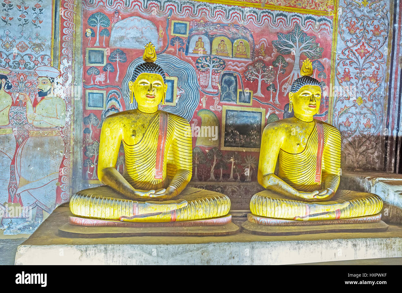 DAMBULLA, SRI LANKA - 27. November 2016: zwei Statuen des Buddha in Maha Alut Viharaya (Great New Temple) von Dambulla Höhle Kloster mit der kompl. Stockfoto