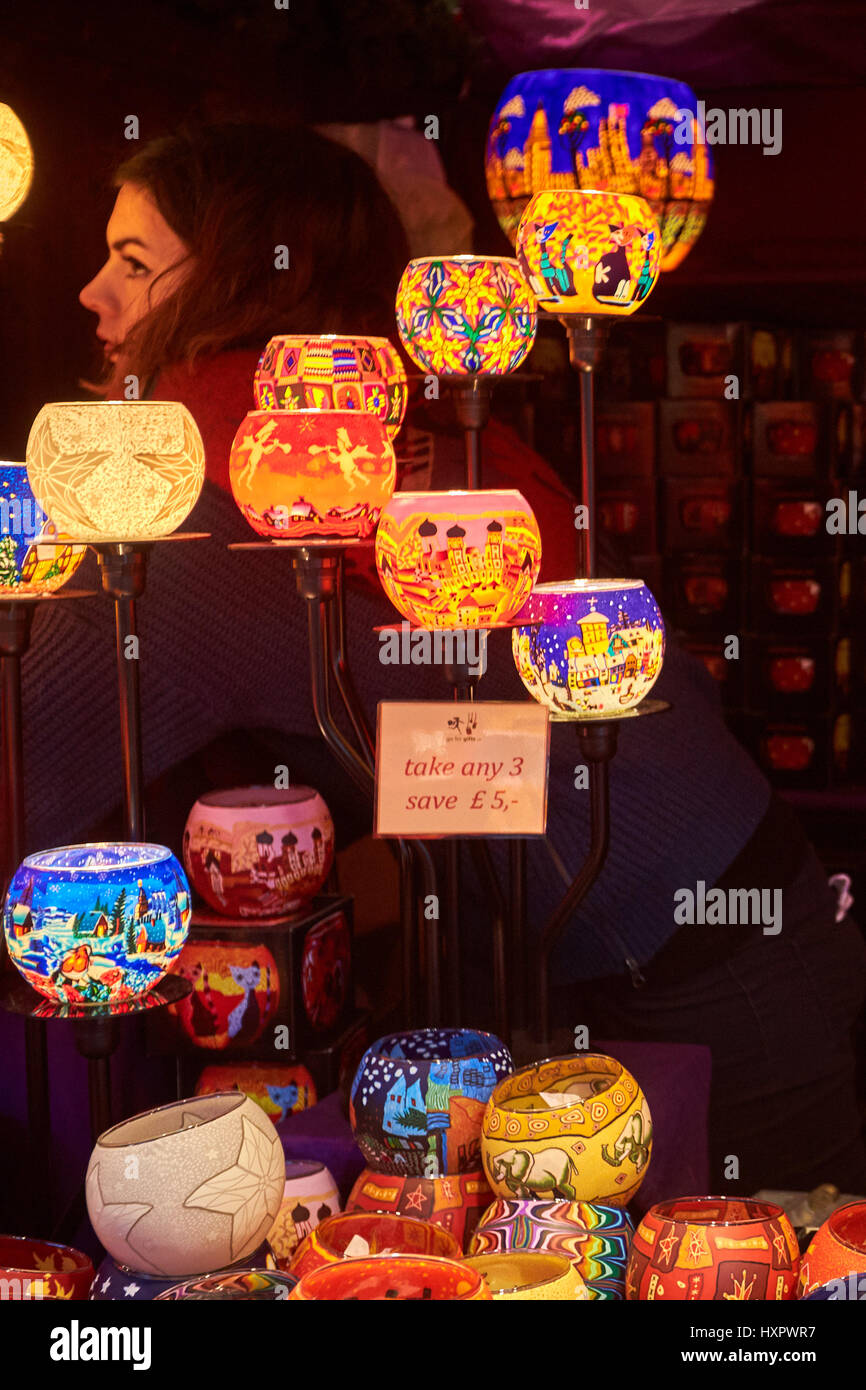 A stall Verkauf Kerzenhalter und Laternen auf einem Weihnachtsmarkt am Leicester Square in London Stockfoto A stall Verkauf Kerzenhalter und Laternen auf einem Weihnachtsmarkt am Leicester Square in London Stockfoto