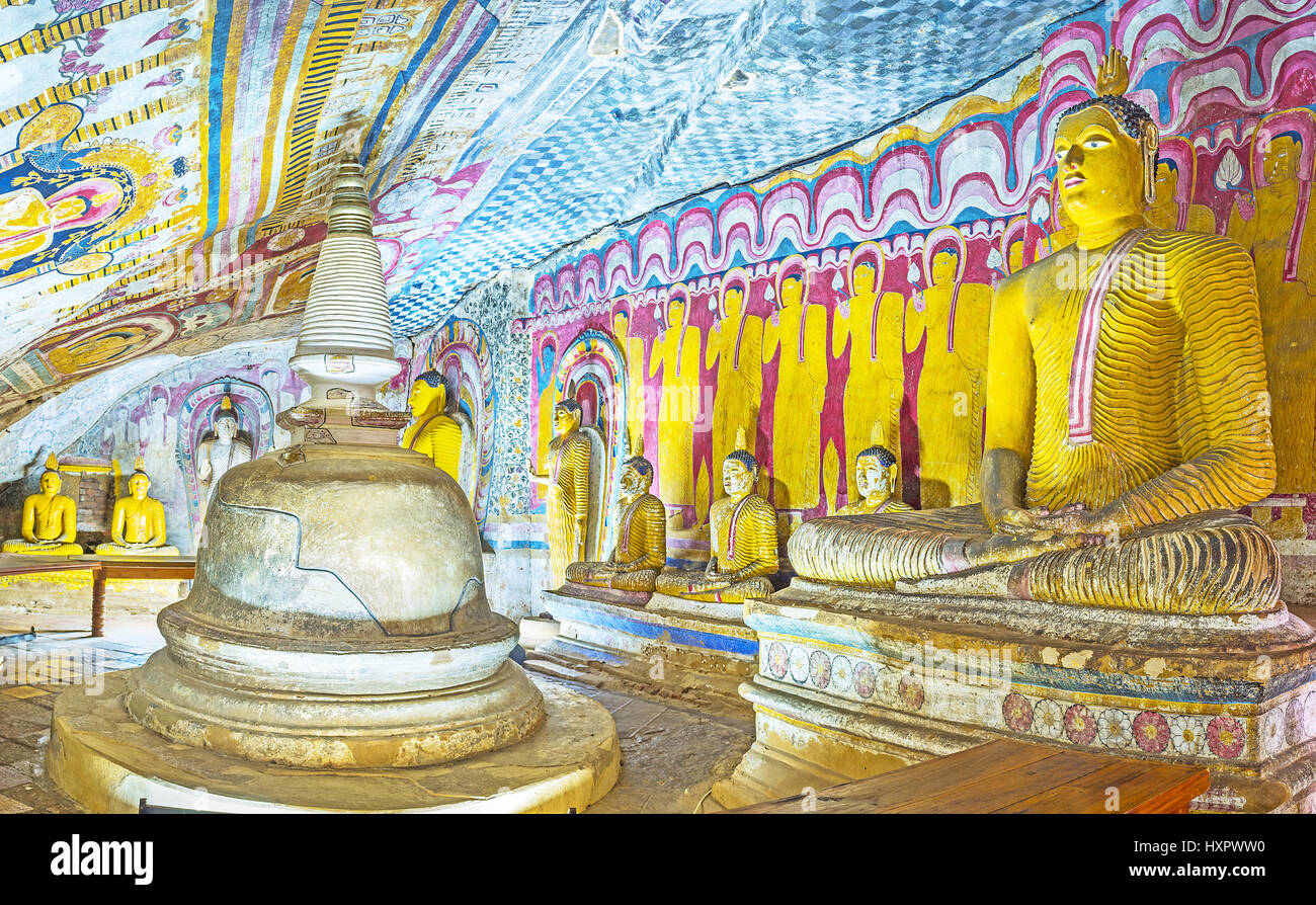 DAMBULLA, SRI LANKA - 27. November 2016: die kleinen Stupa neben Buddha-Statue in Paccima Viharaya (Western-Tempel) von Dambulla Höhle Kloster auf Nov Stockfoto