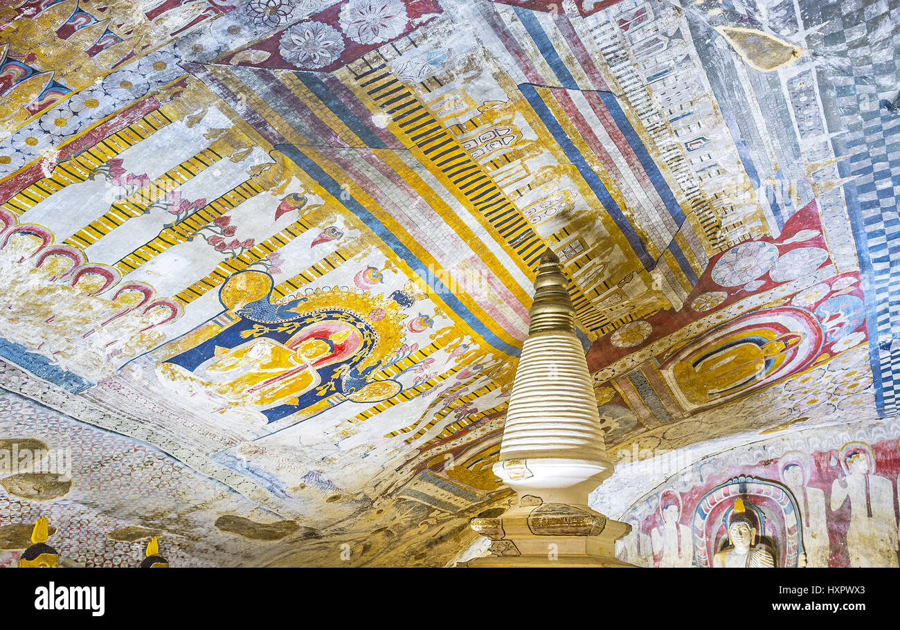 DAMBULLA, SRI LANKA - 27. November 2016: die Decke des Paccima Viharaya (westliche Tempel) von Dambulla Höhle Kloster, bedeckt mit Fresko, Darstellung Stockfoto