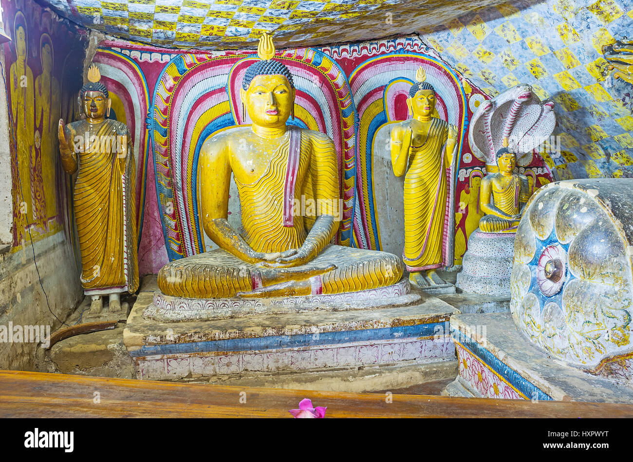 DAMBULLA, SRI LANKA - 27. November 2016: die Statuen in Devana Alut Viharaya (zweite New Temple) von Dambulla Höhle Kloster am 27. November in Dambull Stockfoto
