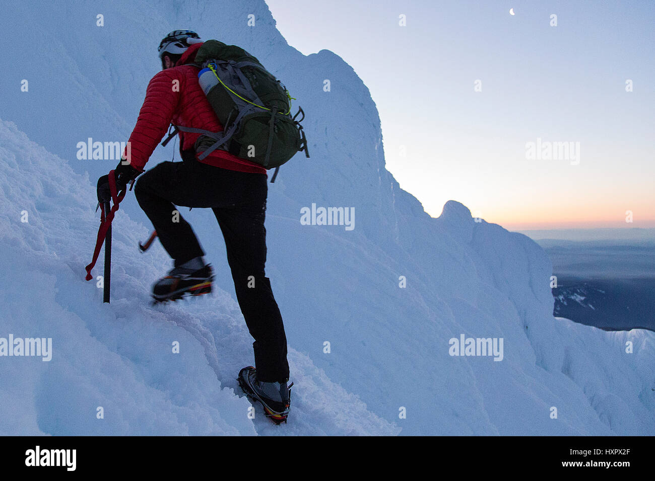 Ein Bergsteiger aufsteigend Mount Hood, Oregon, Vereinigte Staaten von Amerika. Stockfoto