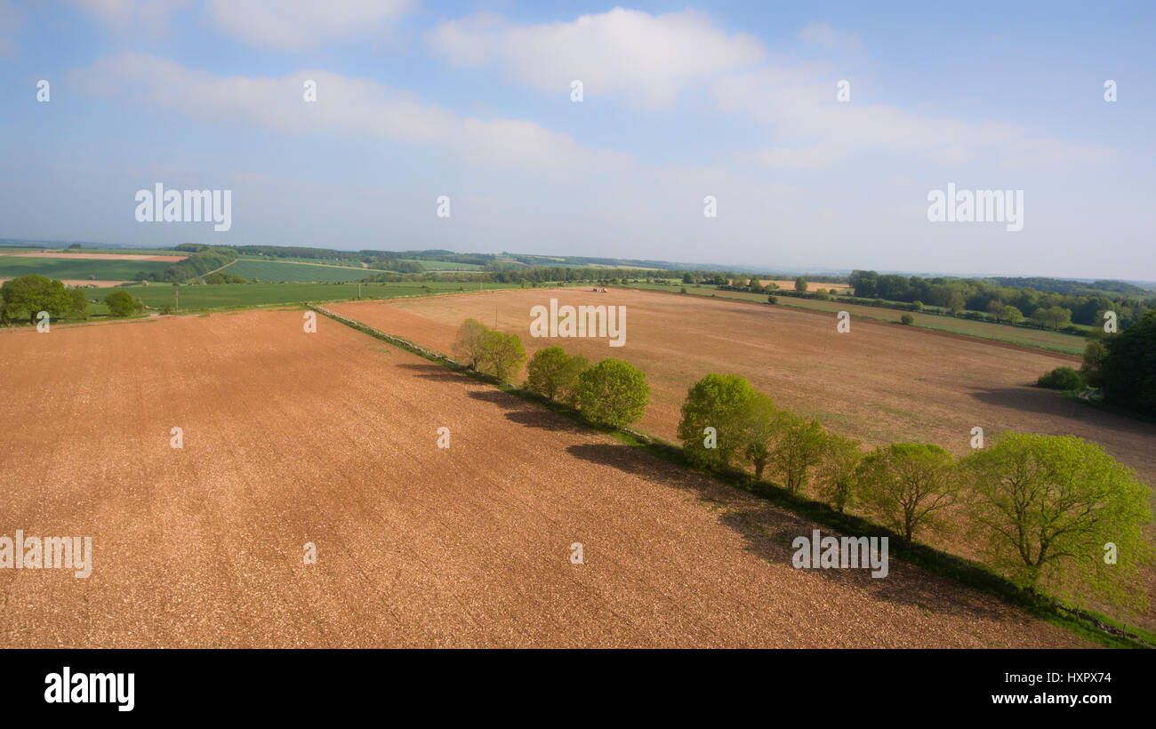 Luftaufnahme von Feldinhalten Bauernhof mit unkultivierten, gepflügten Boden vorbereitet für Samen Stockfoto