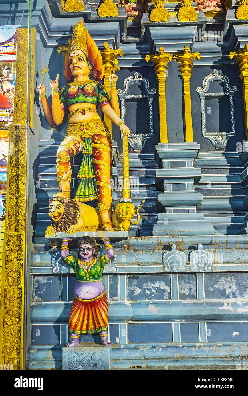 Die Statue der Göttin Durga, stehend auf Löwen am Eingang nach tamilische Hindu-Tempel - Muthumariamman Kovil, Matale, Sri Lanka. Stockfoto