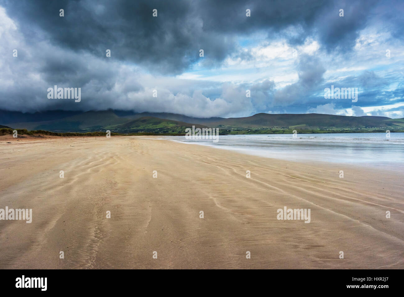 Blick nach Westen entlang Brandon Bay in Richtung einer Wolke bedeckt Mount Brandon aus Fermoyle Beach im Norden der Halbinsel Dingle, County Kerry, Irland Stockfoto