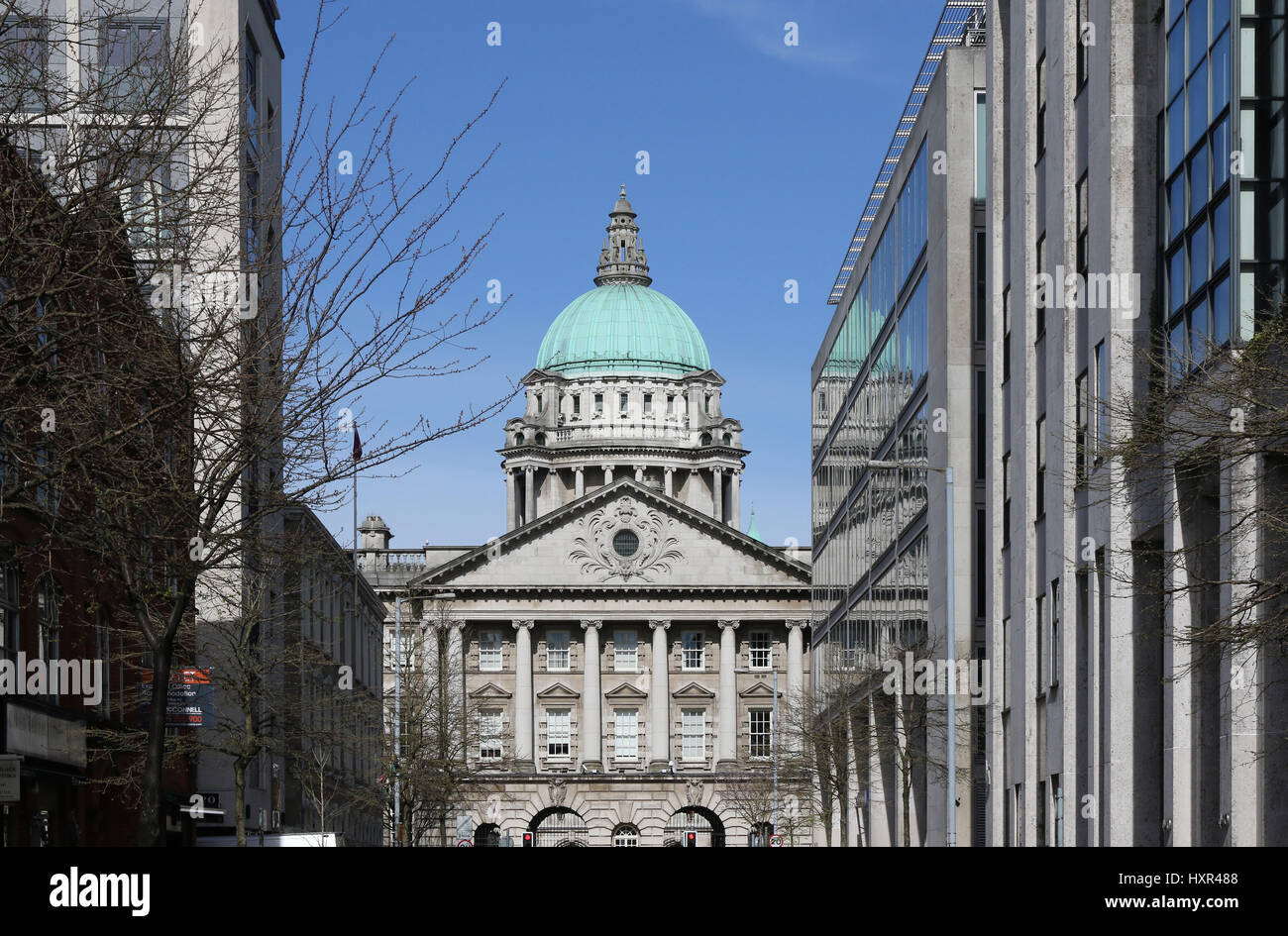 Zurück Eingang und grün Kupfer Kuppel des Belfast City vor dem Hintergrund des blauen Himmels. Stockfoto