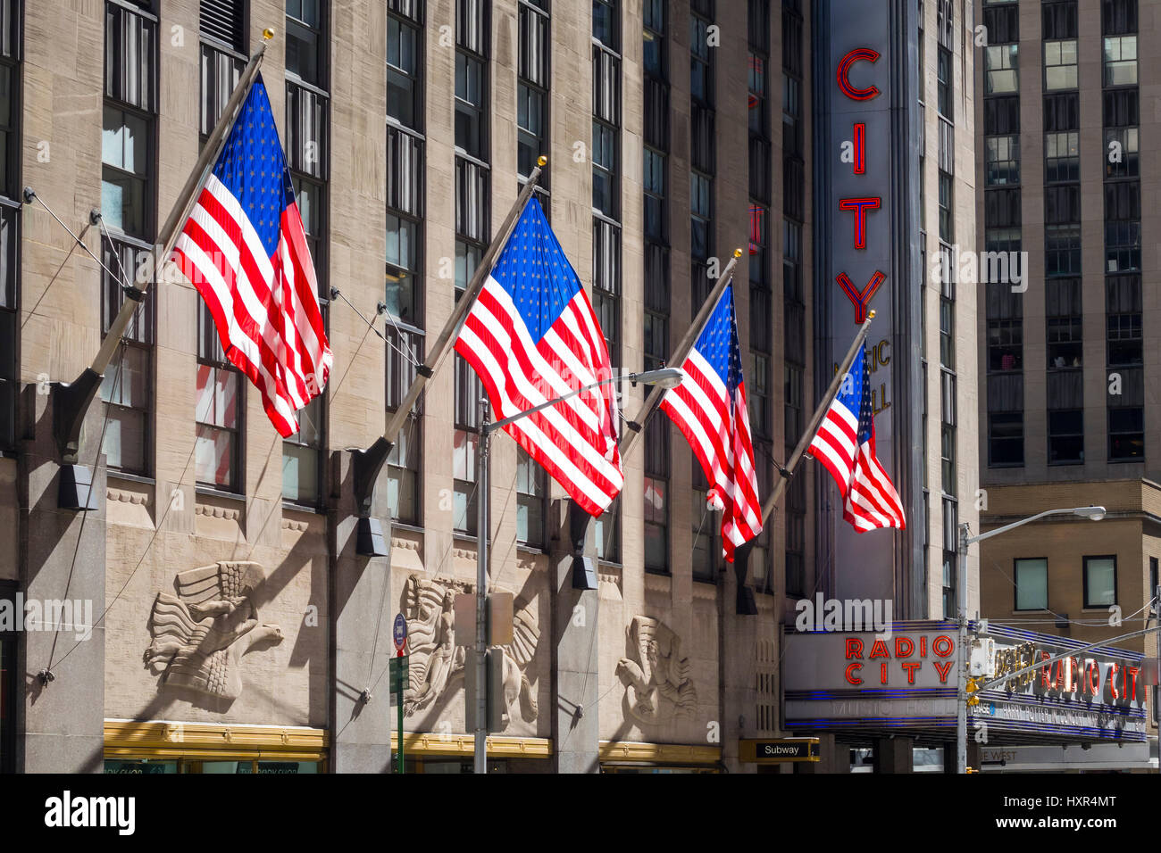 Radio City Music Hall mit vier amerikanischen Flaggen vor in New York City Stockfoto