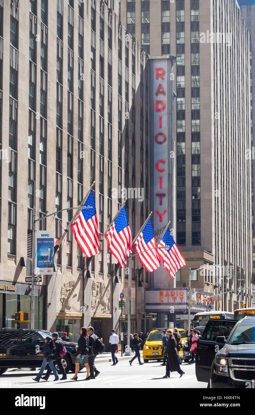 Radio City Music Hall mit vier amerikanischen Flaggen vor in New York City Stockfoto