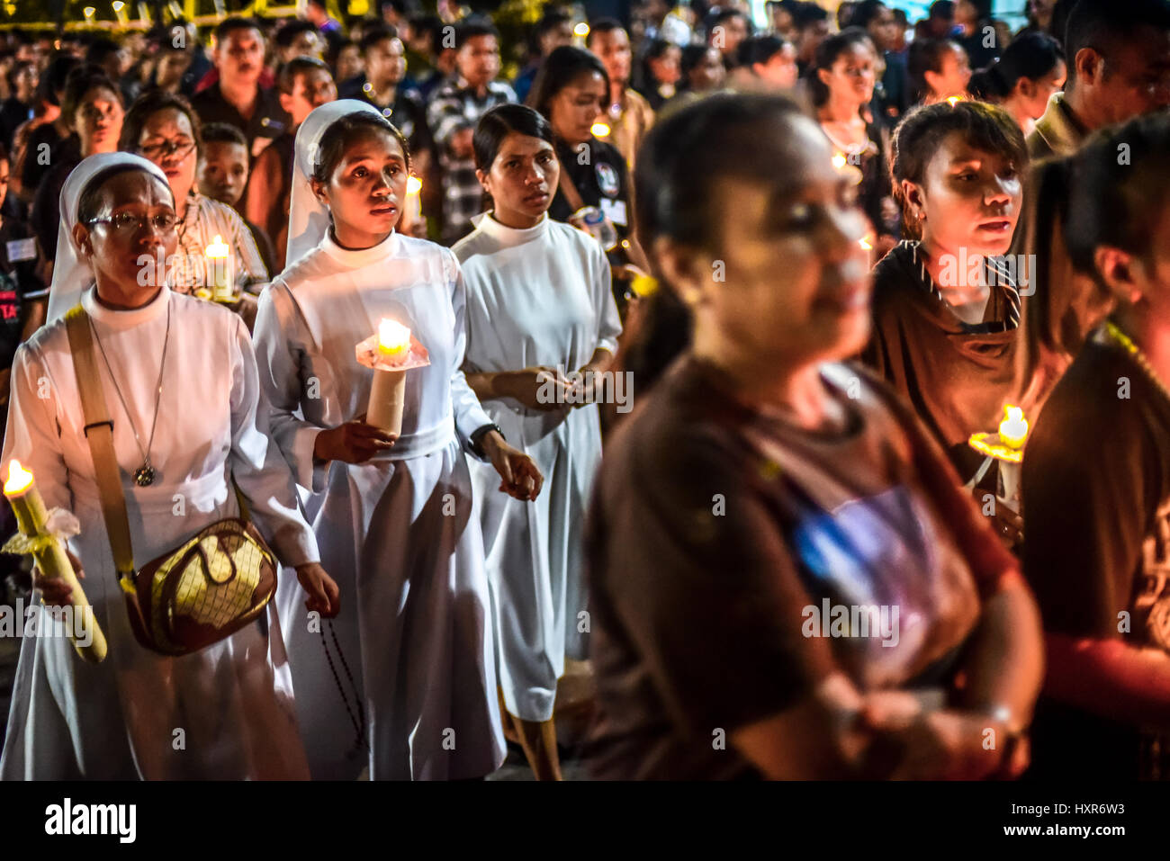 Römisch-katholische Nonnen schließen sich Tausenden katholischer Anhänger an, um Karfreitag in Larantuka, Ost-Nusa Tenggara, Indonesien, zu feiern. Stockfoto