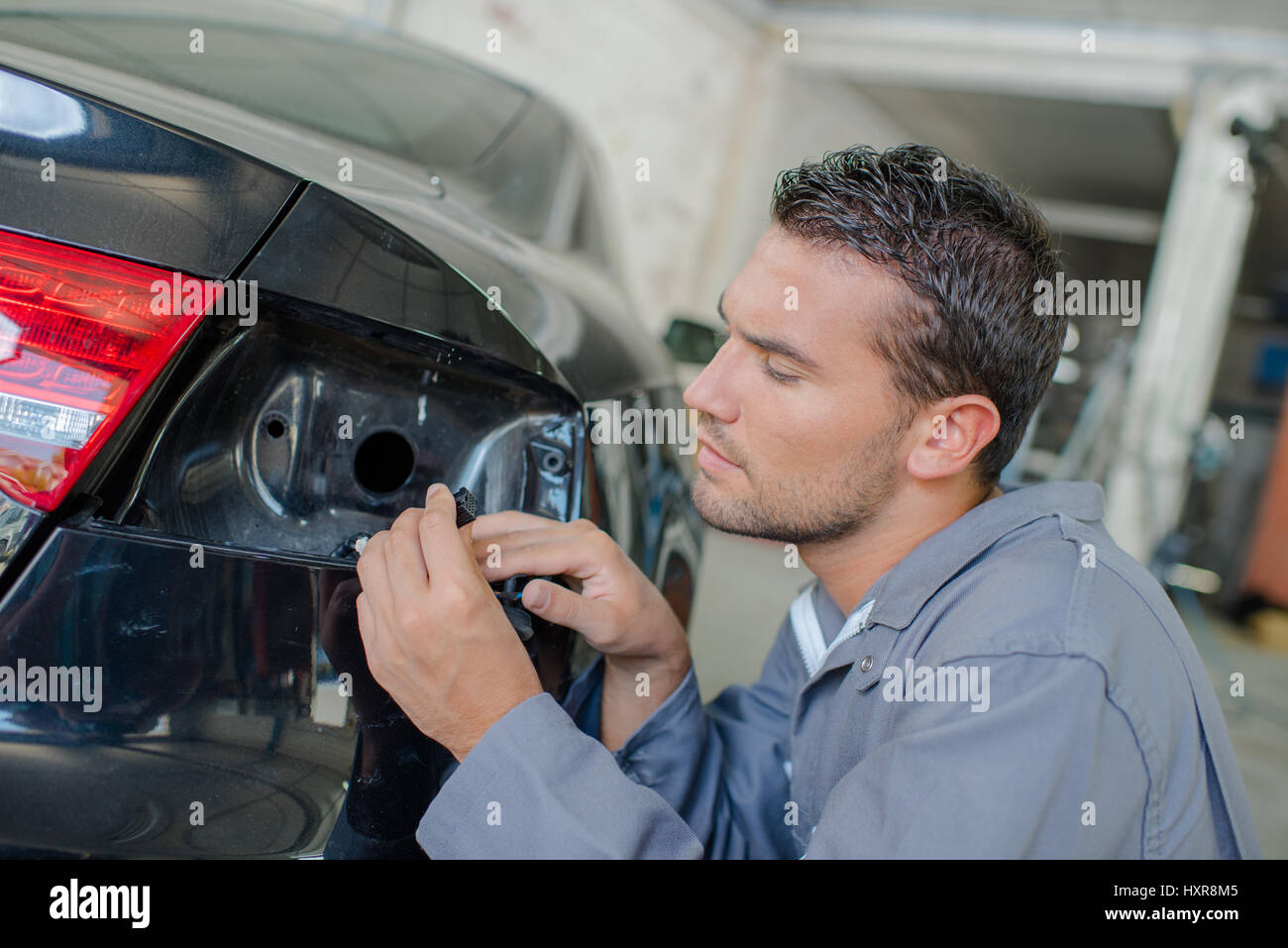 Mechaniker reparieren Rücklicht Stockfoto