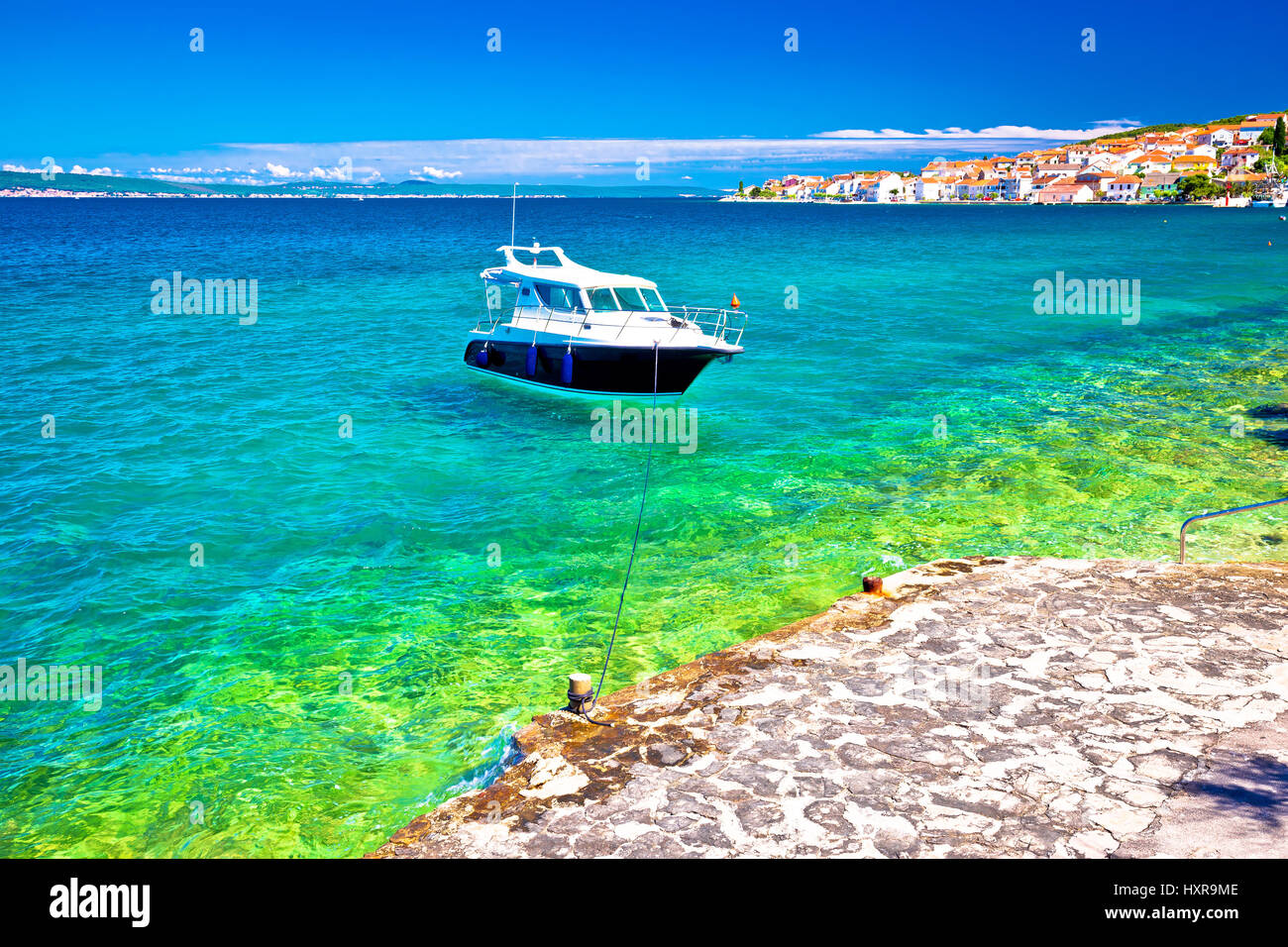 Kali-Strand und Boot am türkisblauen Meer, Insel Ugljan, Kroatien Stockfoto