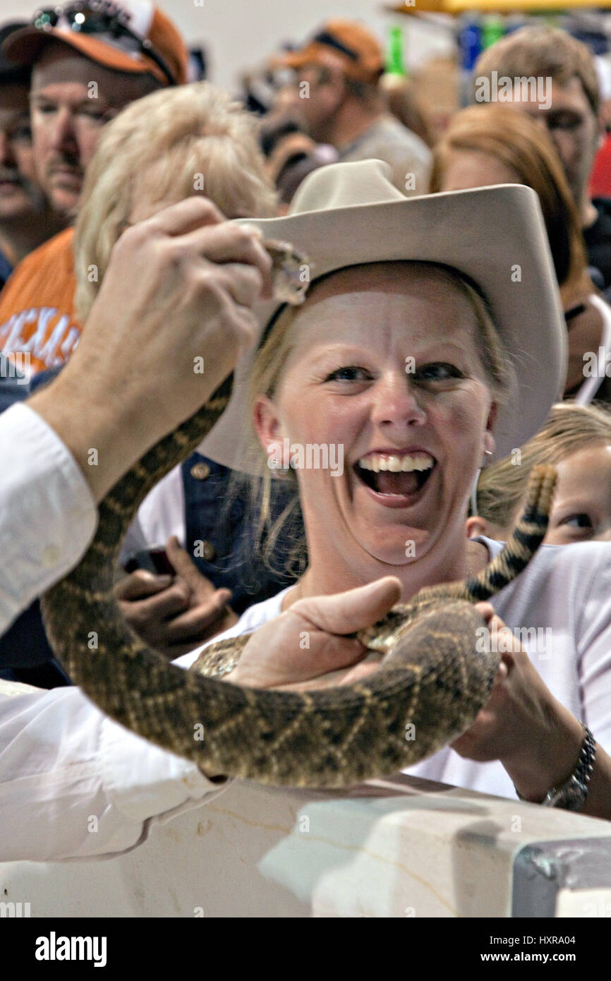 Eine Frau reagiert auf Jaycee Freiwilligen Schlange Handler zeigen der Menge einer westlichen Diamondback Rattler während der 51. jährliche Sweetwater Texas Rattlesnake Round-Up 14. März 2009 in Sweetwater, Texas. Während der dreitägigen Veranstaltung werden ca. 240.000 Pfund Klapperschlange gesammelt, gemolken und serviert, wohltätige Zwecke zu unterstützen. Stockfoto