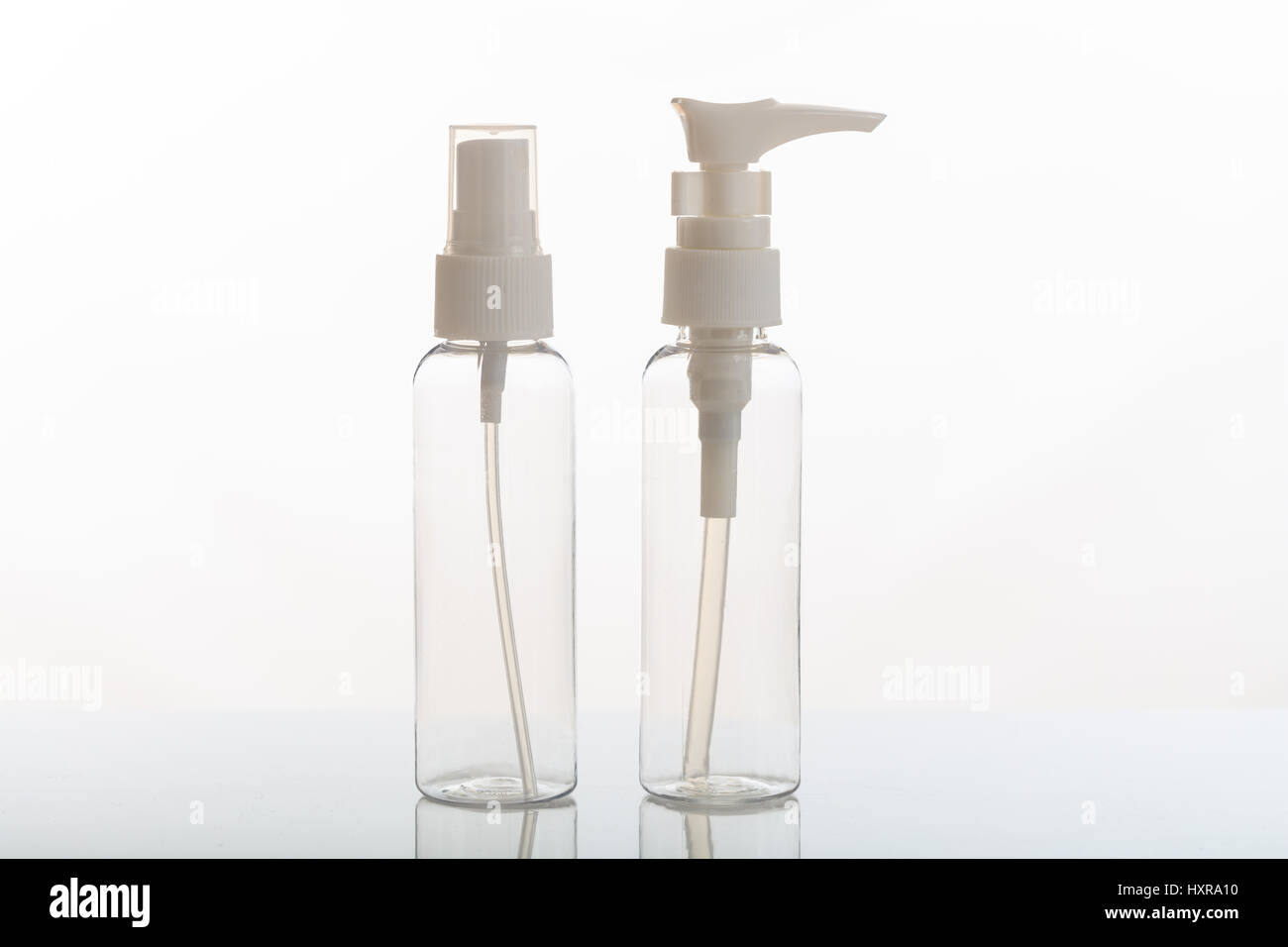 Leere transparente Kosmetikflaschen isoliert auf weißem Hintergrund Stockfoto