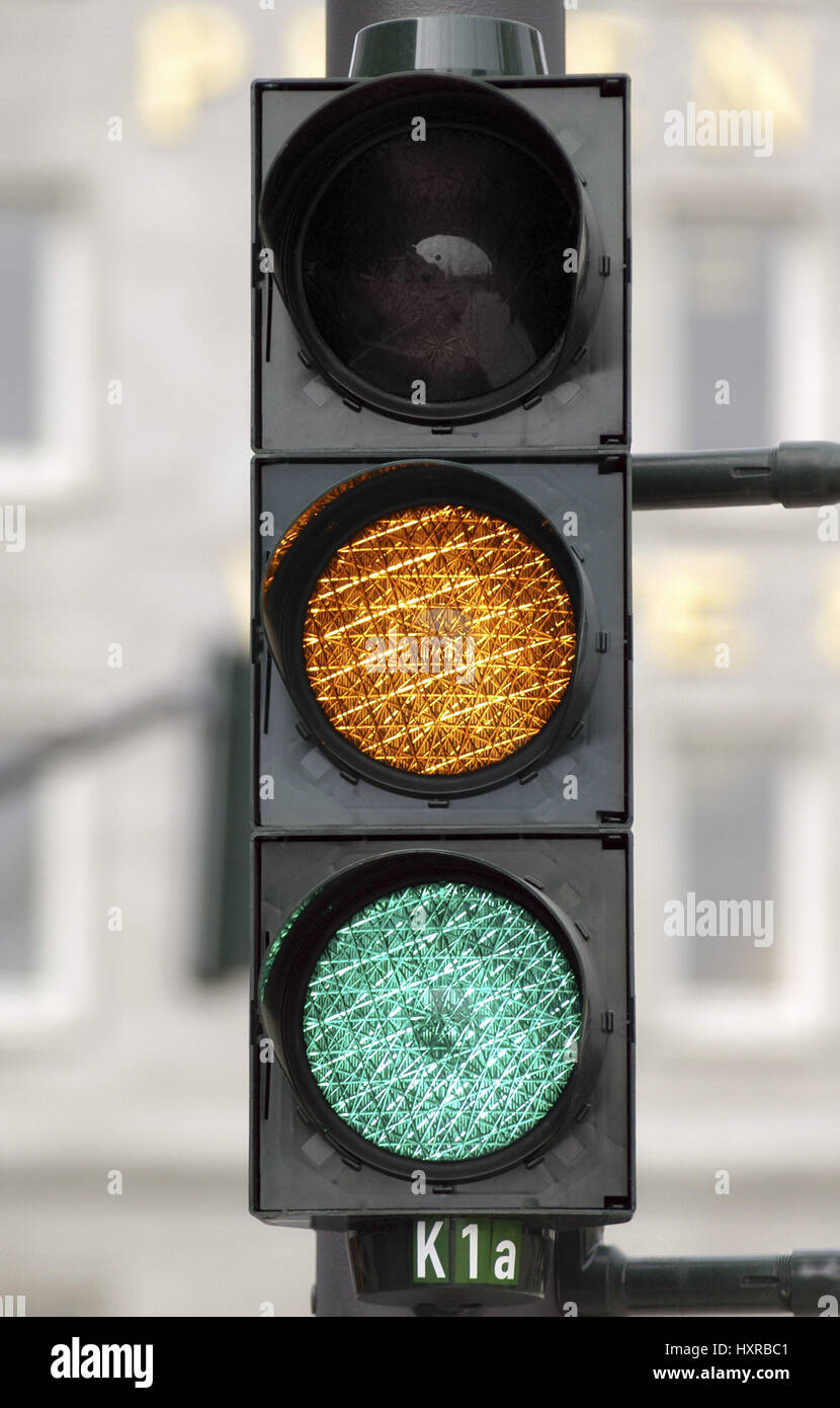 Ampel mit heller schwarz-gelb-grün, symbolische Foto-Jamaika-Koalition ...