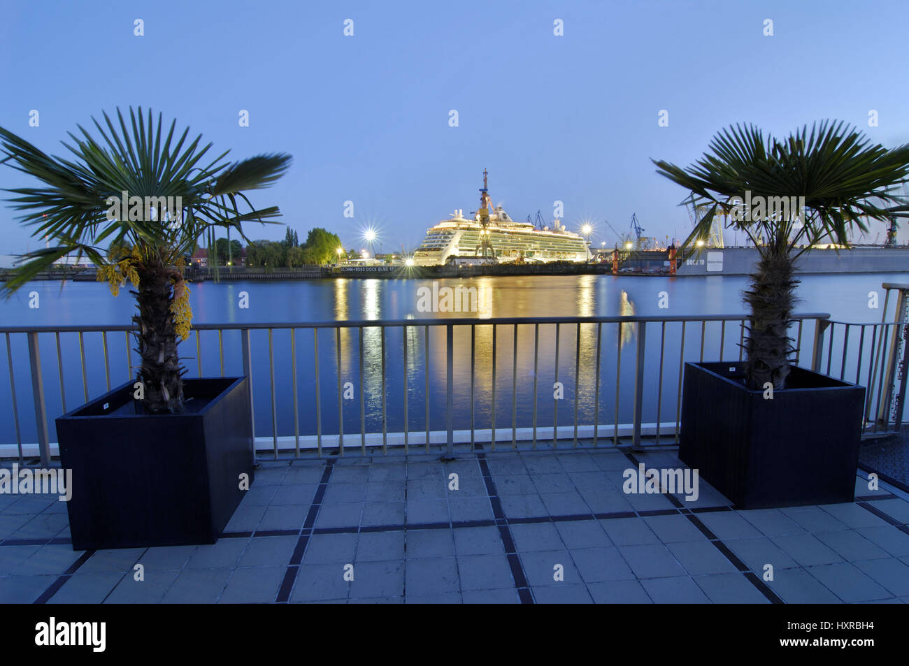 Deutschland, Hamburg, Stadt, Städte, Hamburger, Hafen, Abend, am Abend in der Dämmerung, Dämmerung, Halbdunkel, die Elbe, Saint, Pauli, Landungsbrücken, Palm, Stockfoto