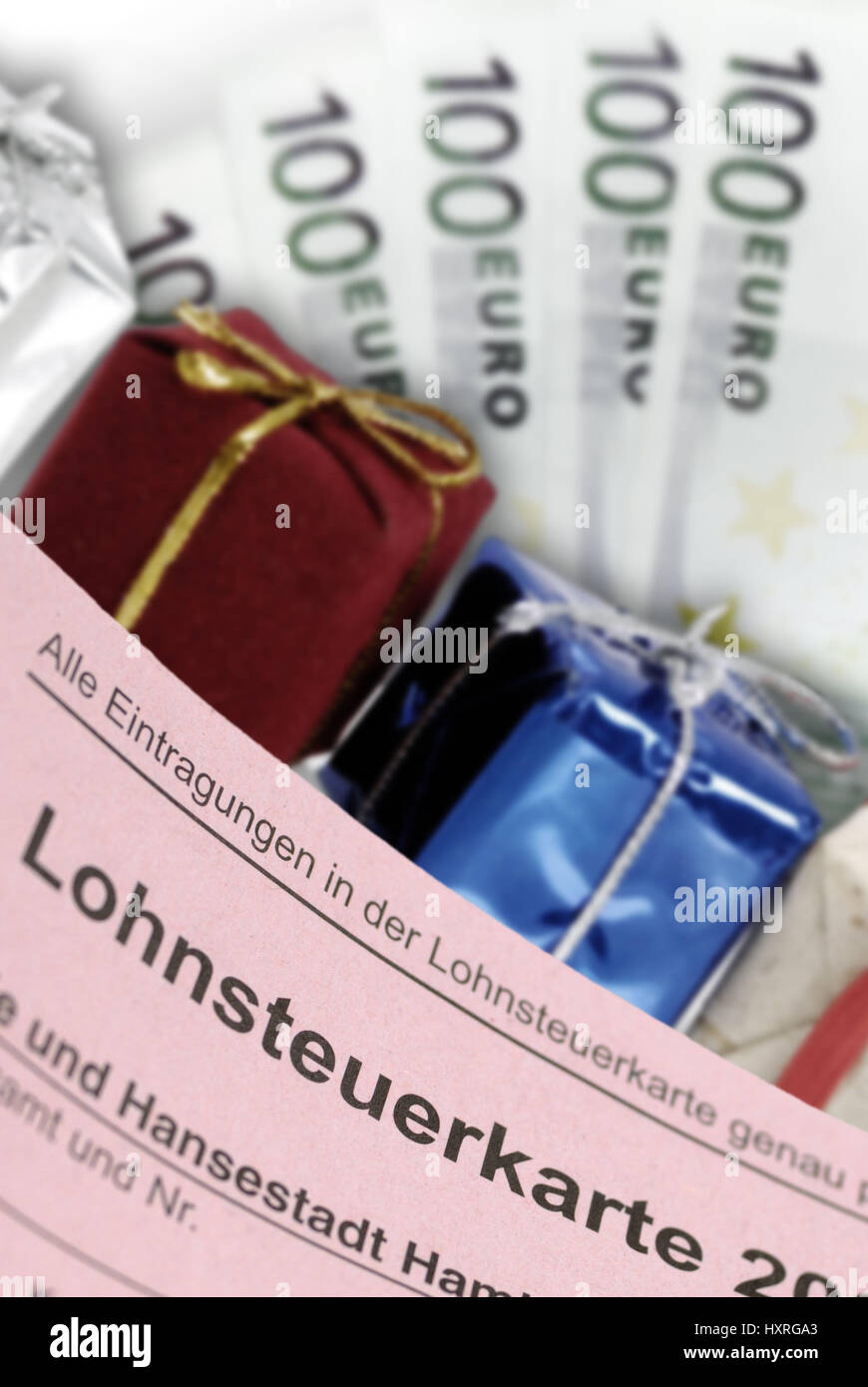 Lohnsteuerkarte, Geschenke und Banknoten, symbolische Foto tax Geschenke, Lohnsteuerkarte, Geschenke Und Geldscheine, Symbolfoto Steuergeschenke Stockfoto