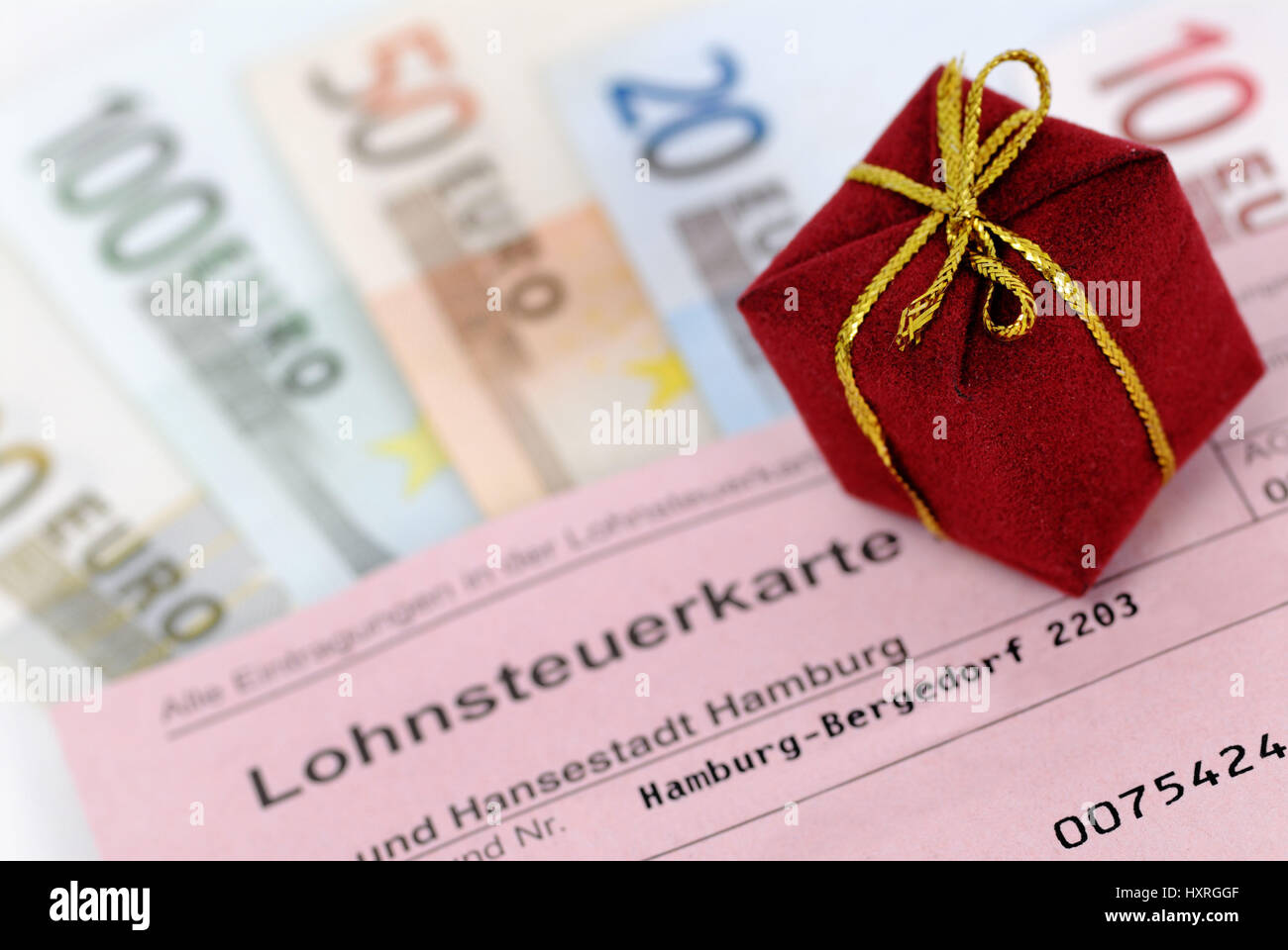 Lohnsteuerkarte, Gegenwart und Banknoten, symbolische Foto tax Gegenwart, Lohnsteuerkarte, meistverkauftes Und Geldscheine, Symbolfoto Steuergeschenk Stockfoto