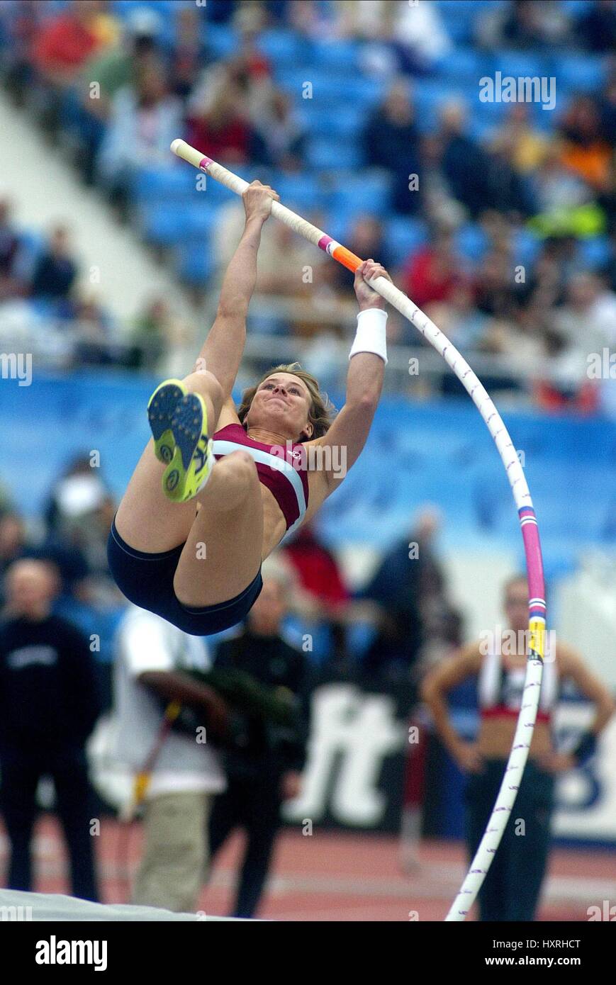 IRIE HILL POLE VAULT CITY OF MANCHESTER STADIUM MANCHESTER ENGLAND 16. Juni 2002 Stockfoto