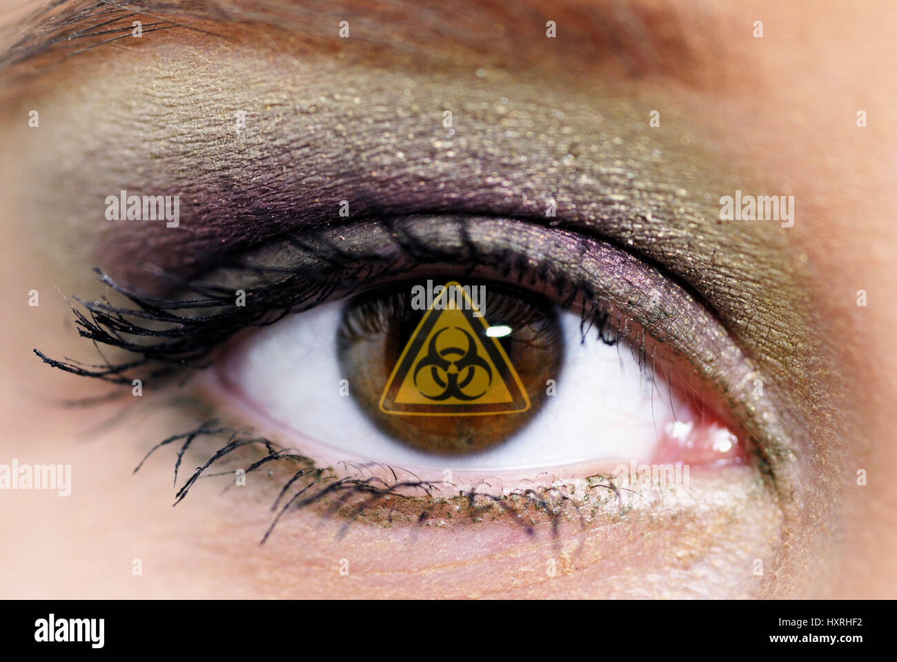 Frau, Frauen, Auge, Augen, braun, braun, geschminkt, geschminkten, Make-up, Lidschatten, Wimpern, Schwertlilien, Nahaufnahme, Nahaufnahmen, Nahaufnahme, Nahaufnahmen, hell, c Stockfoto