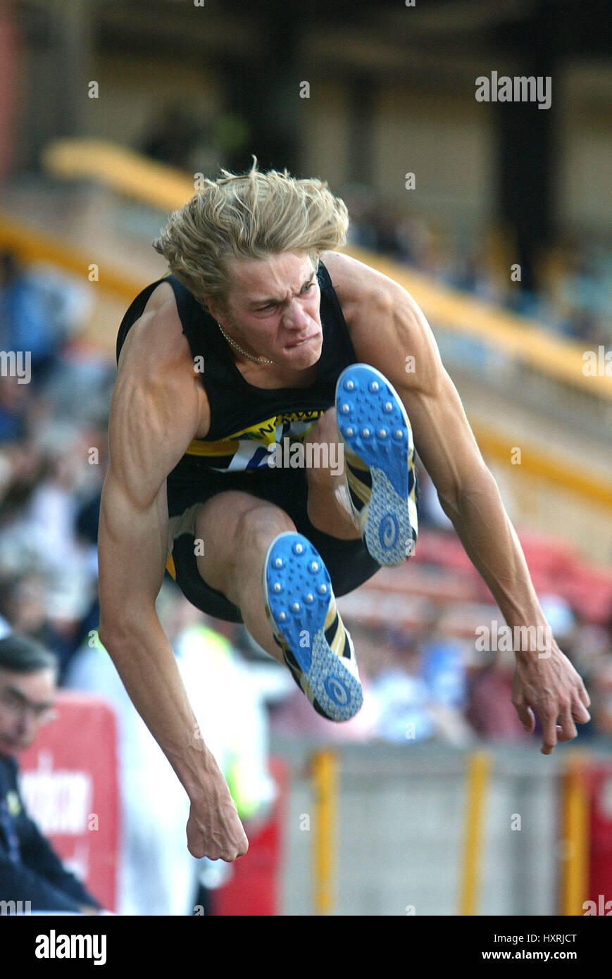 CHRISTOPHER TOMLINSON Weitsprung ALEXANDER Stadion BIRMINGHAM ENGLAND 13. Juli 2002 Stockfoto