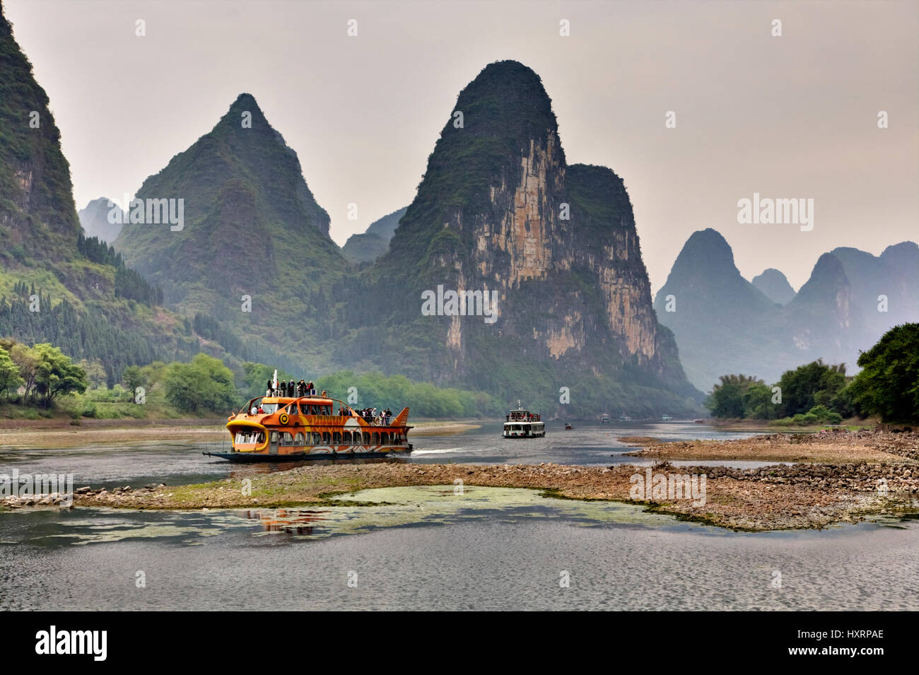 Yangshuo, Guangxi, China - 29. März 2010: Kreuzfahrtschiff voller Touristen reisen die herrliche Panoramastraße entlang dem Lijiang-Fluss von Guilin t Stockfoto