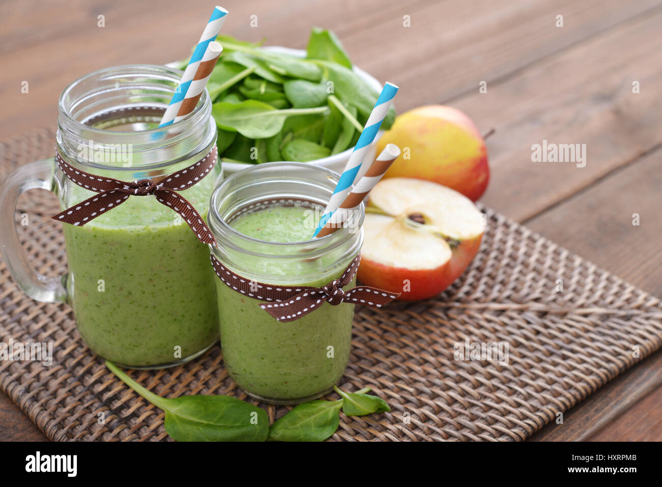 Grüner Smoothie mit Spinat und Apfel im Glas mit Griff Stockfoto