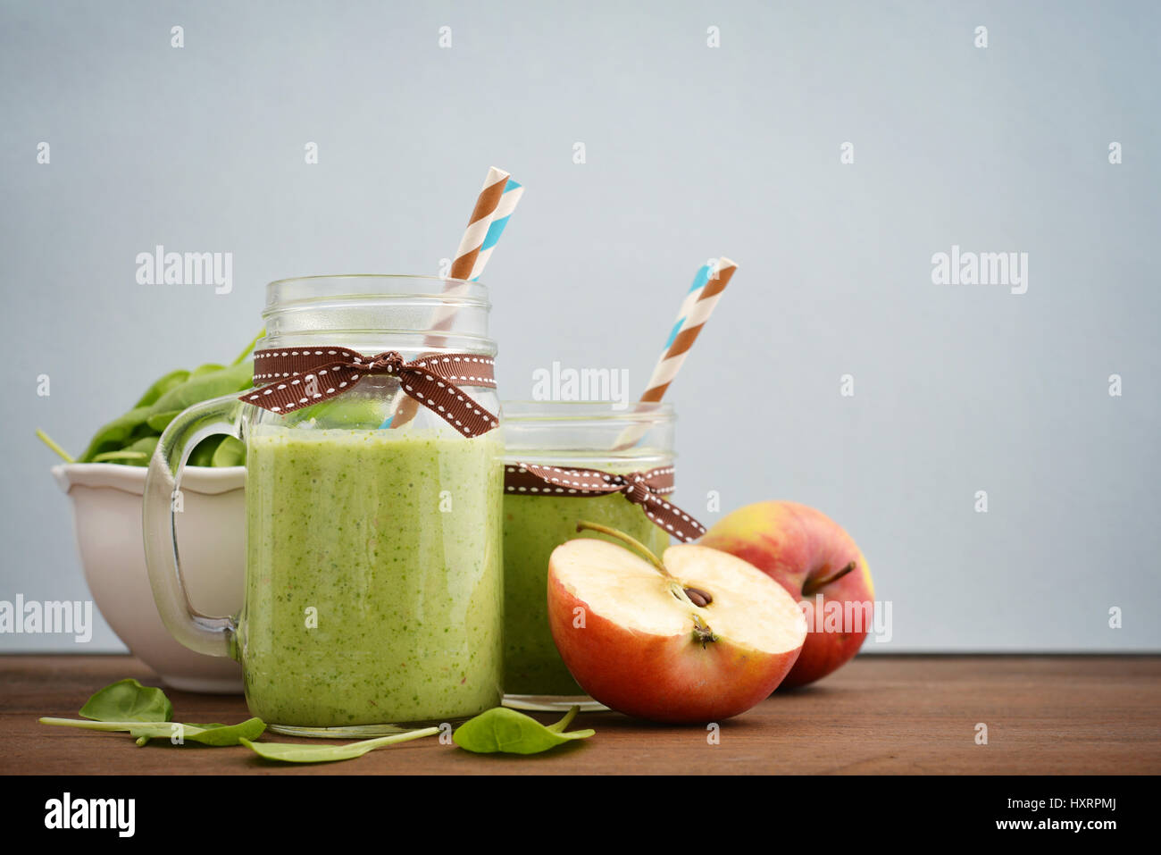 Grüner Smoothie mit Spinat und Apfel im Glas mit Griff Stockfoto
