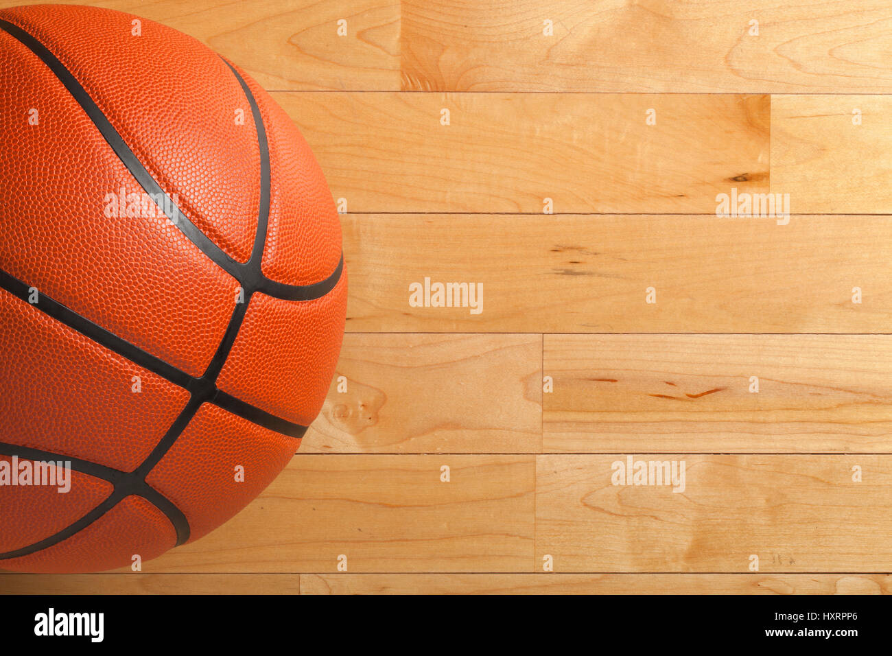Ein Basketball auf einem hölzernen Turnhalle Boden von oben gesehen Stockfoto