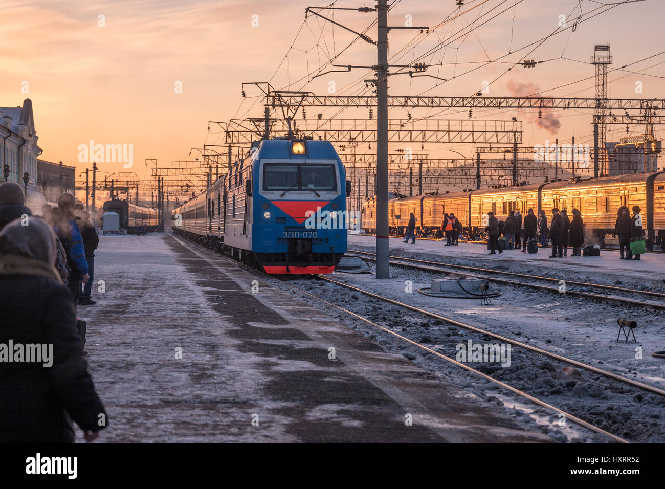 Ulan-Ude-Bahnhof in der Dämmerung und der Trans-Siberian Express. Stockfoto