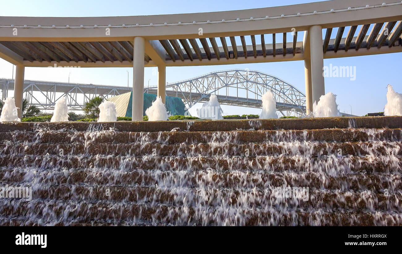 Corpus Christi Harbor Bridge von Wassergärten im Bayfront Science Park Stockfoto