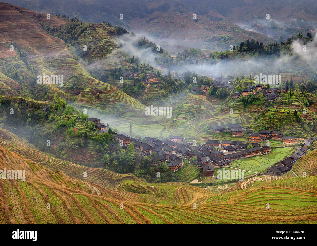 Yao Dorf Dazhai, Longsheng, nahe der Stadt Guilin, Provinz Guangxi, China - 5. April 2010: Frühling Landschaft mit Dorf und Reis Terrassen, Moun Stockfoto