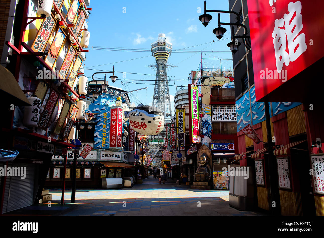 Bild eines Marktes vor den Tsutenkaku in Osaka, Japan. Stockfoto