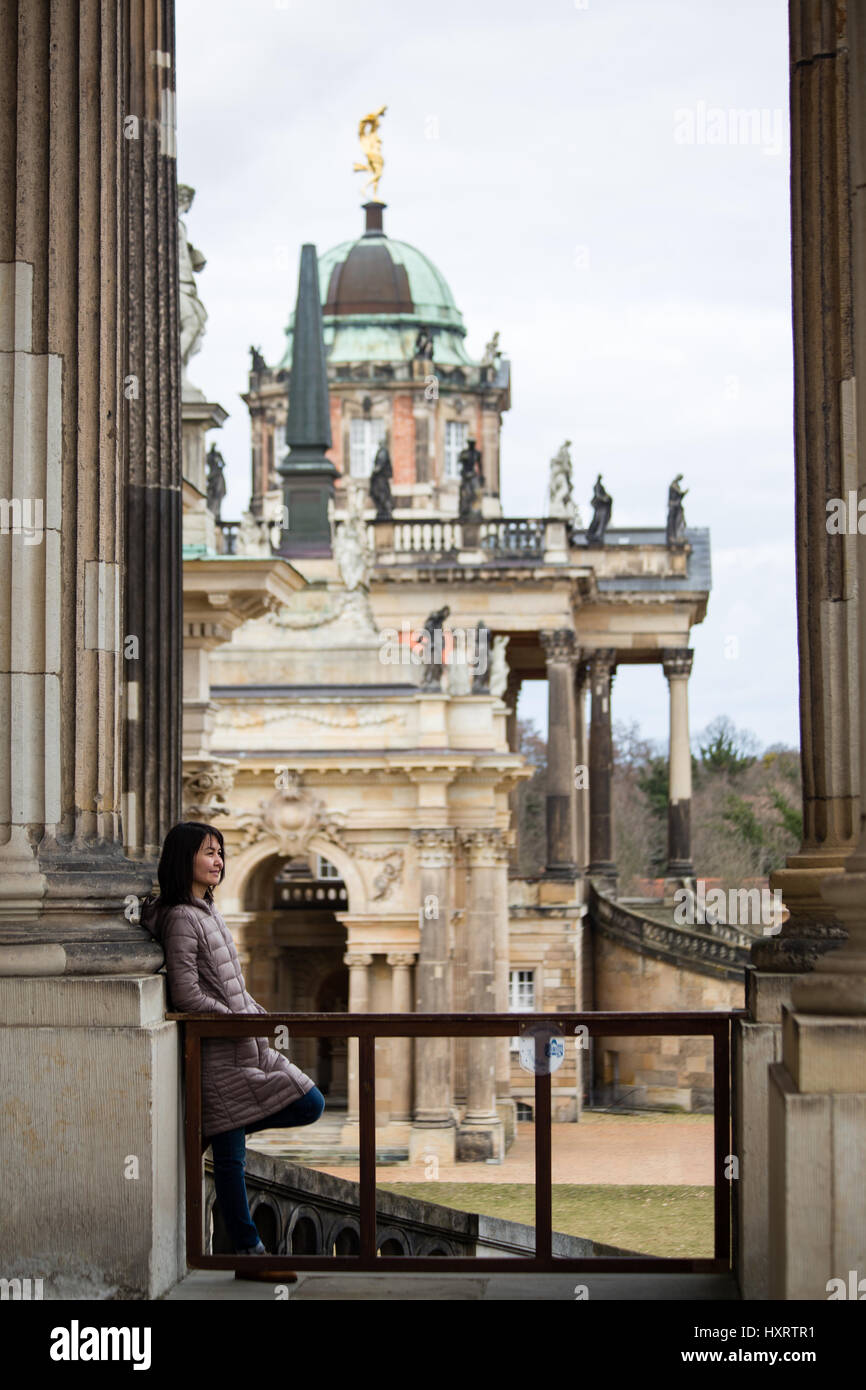 Asiatische weibliche Touristen Reisen im Schloss Sanssouci Palace in der Stadt Potsdam in der Nähe der Stadt Berlin, Deutschland. Stockfoto