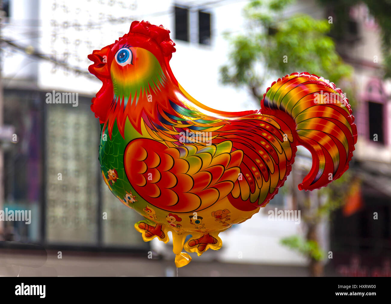 Aufblasbare Dekoration für das Jahr des Hahnes in Hanoi Stockfoto