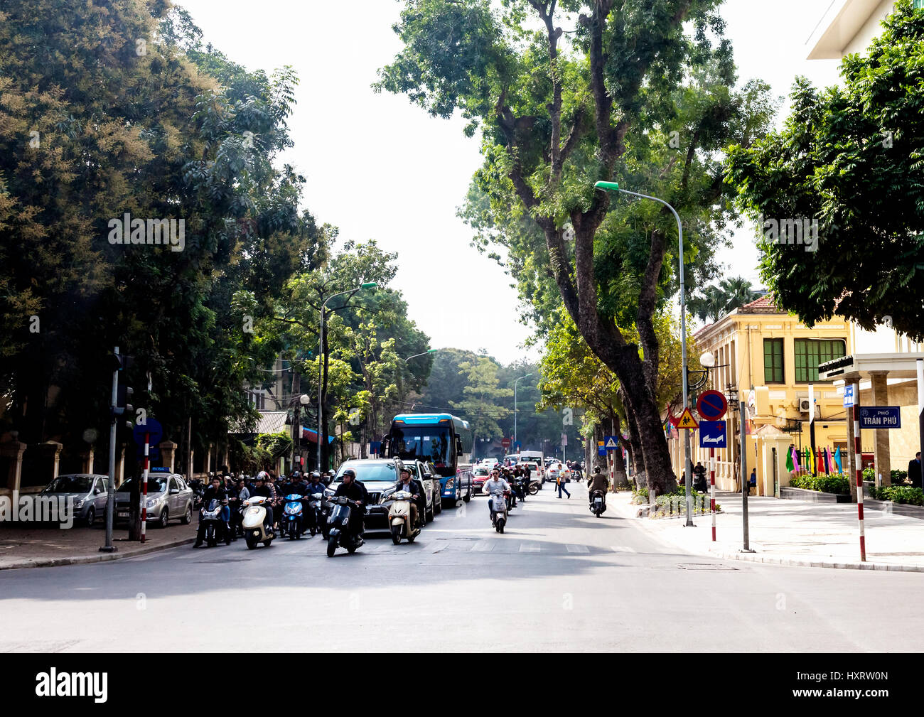 Motorräder in einem Hanoi Straße warten auf die Ampel zu ändern Stockfoto