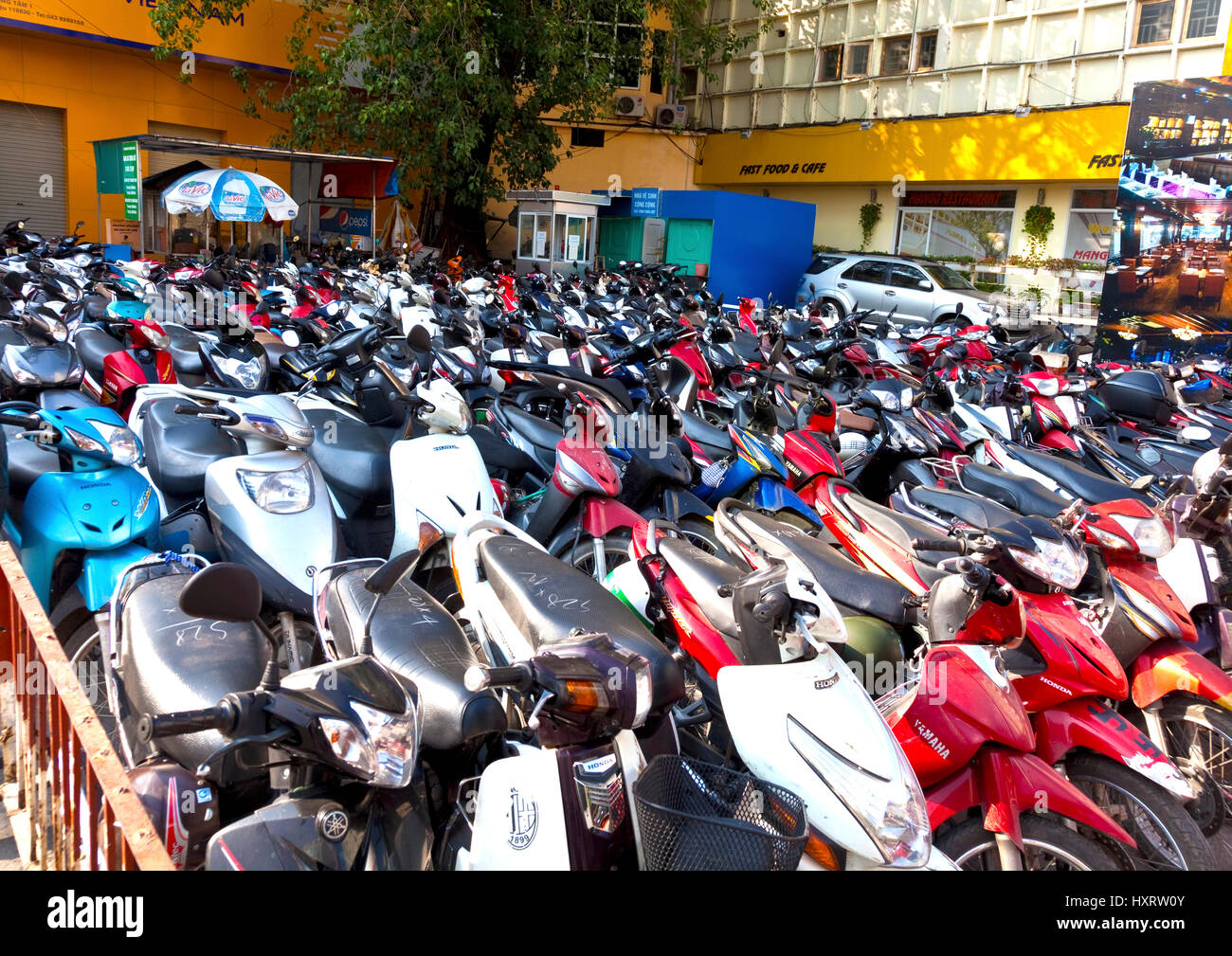 Dicht verpackt Motorräder auf dem Parkplatz in Hanoi 2. Vietnam hat 38 Millionen registrierten Motorräder Stockfoto
