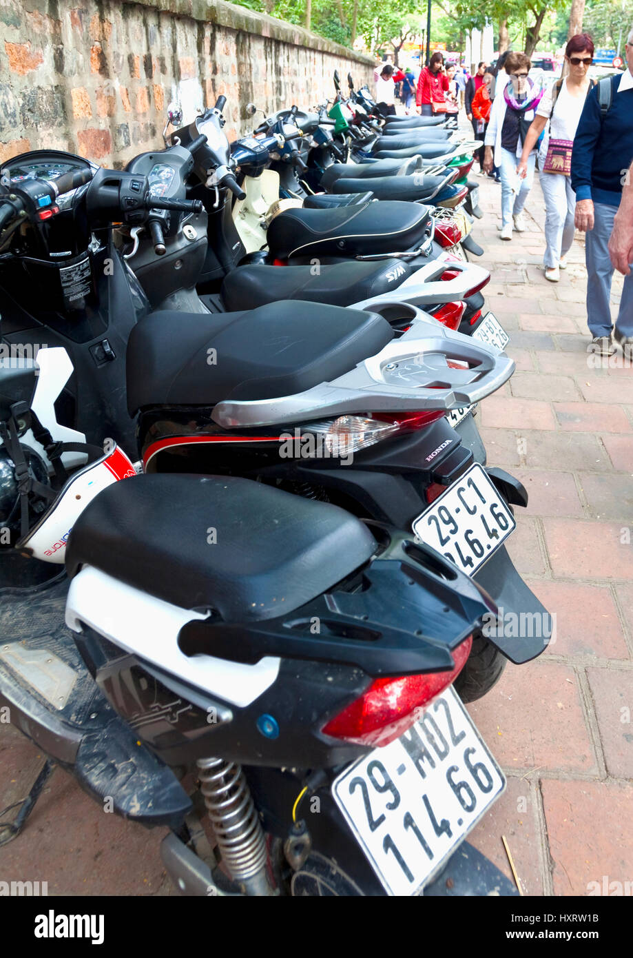 Geparkten Motorräder übernehmen Präferenz Fußgänger in Hanoi. Vietnam hat 38 Millionen registrierten Motorräder. Stockfoto