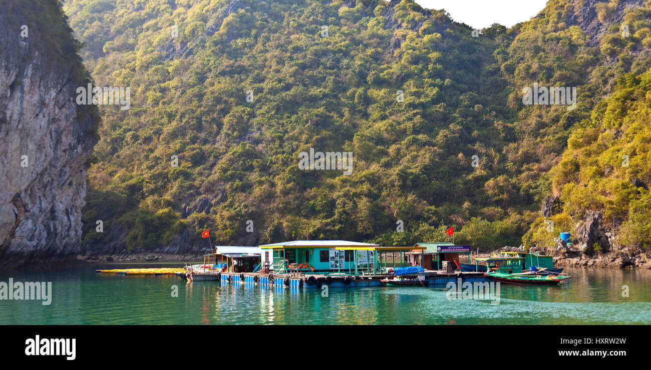 Schwimmen und Bootfahren Ponton auf Ha Long Bay Stockfoto