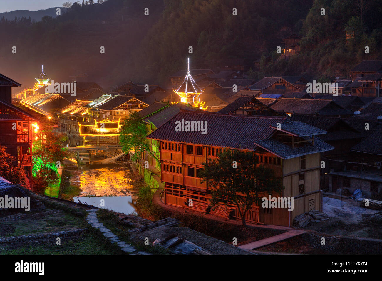 Zhaoxing Dong Dorf, Guizhou Provinz, China - 8. April 2010: Ethnische Minderheit Dorf bei der abendlichen Beleuchtung von Fassaden LED Lampen. Stockfoto