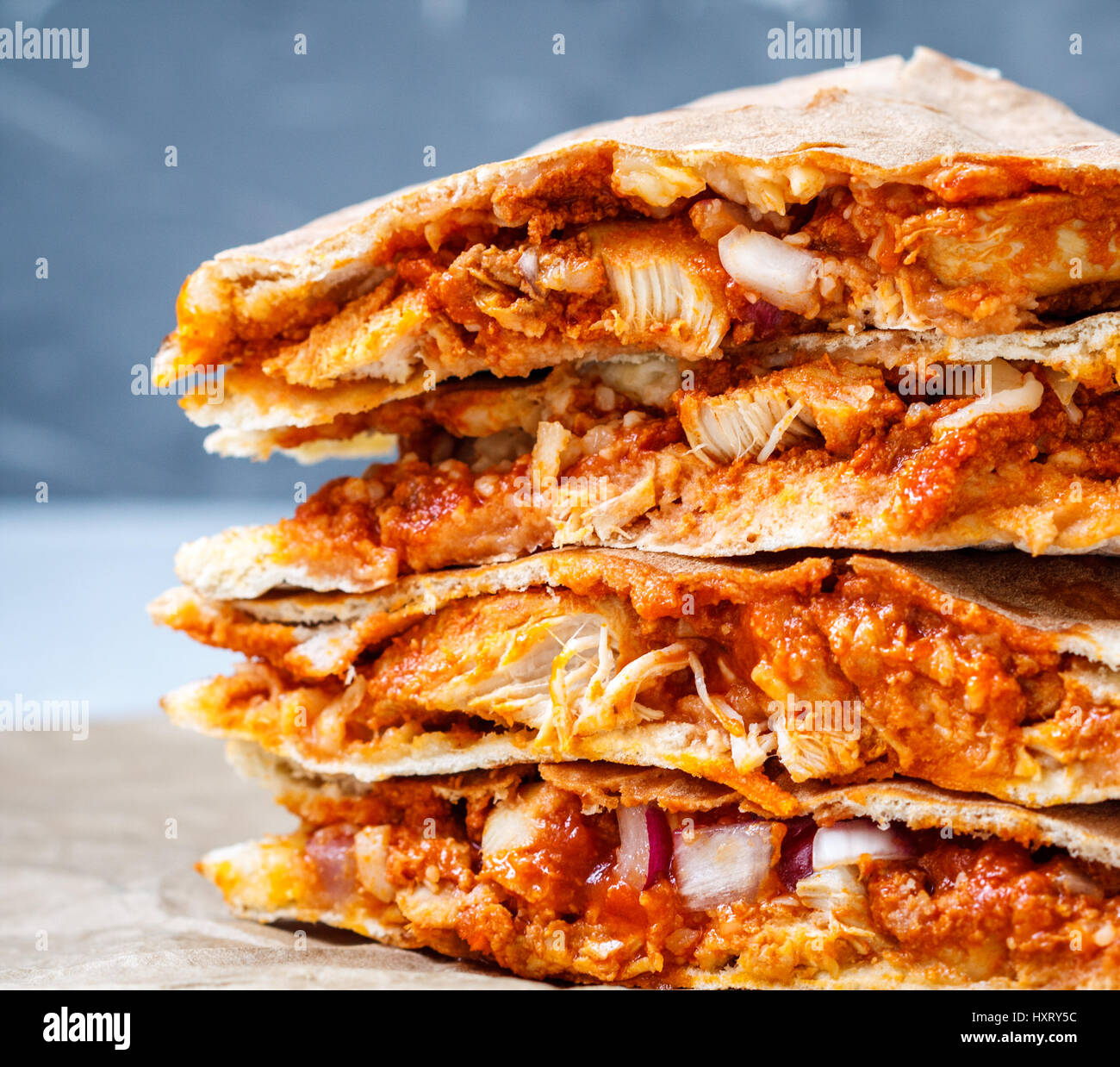 Quesadilla mit Huhn und Käse. Nahaufnahme, dunklen Hintergrund. Stockfoto