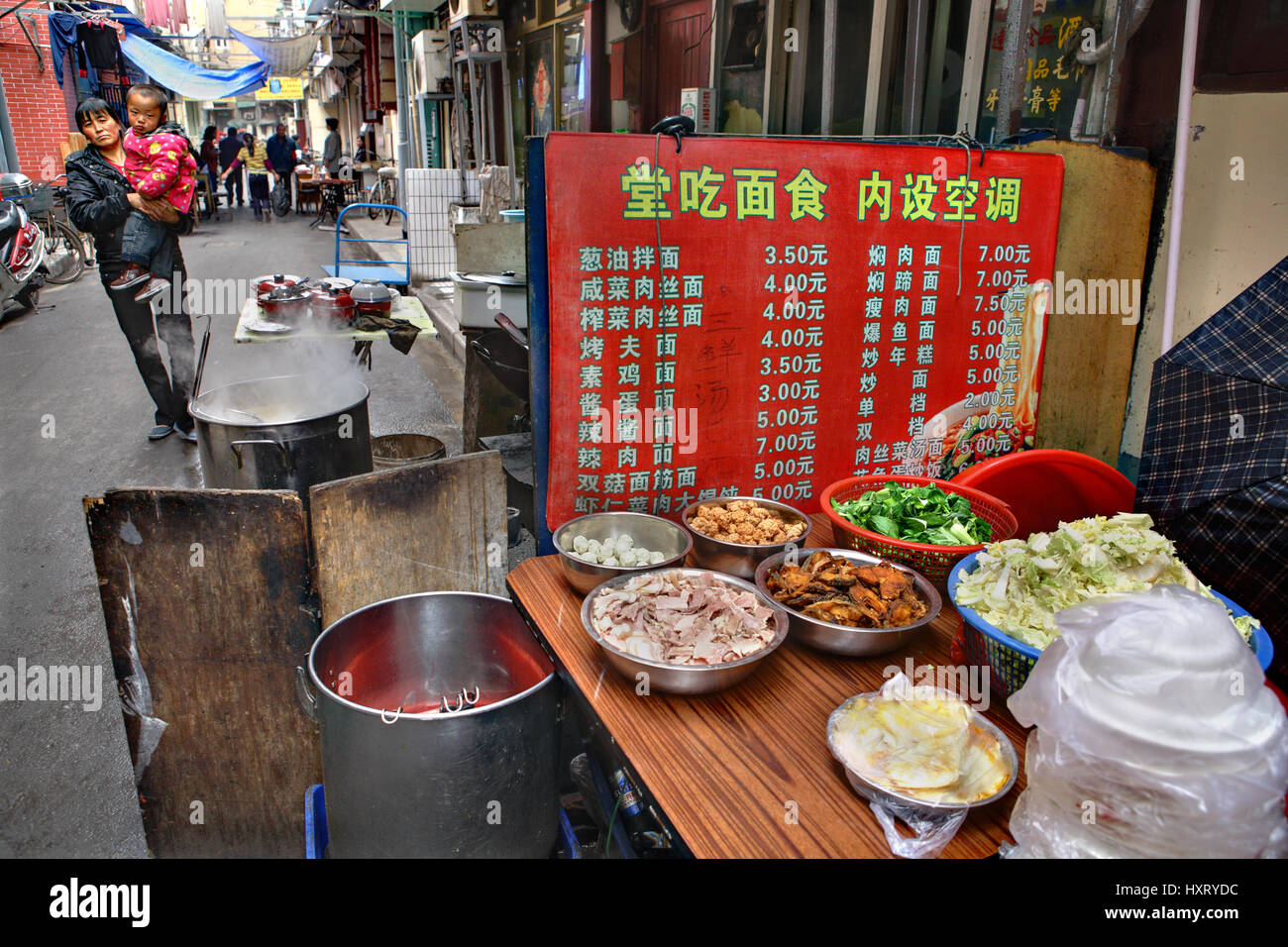 Shanghai, China - 20. April 2010: Preisliste in billige Outdoor-lokal in Shanghai, Verpflegung im Freien auf Chinesisch Straße, Straße Handel mit Tablett Stockfoto