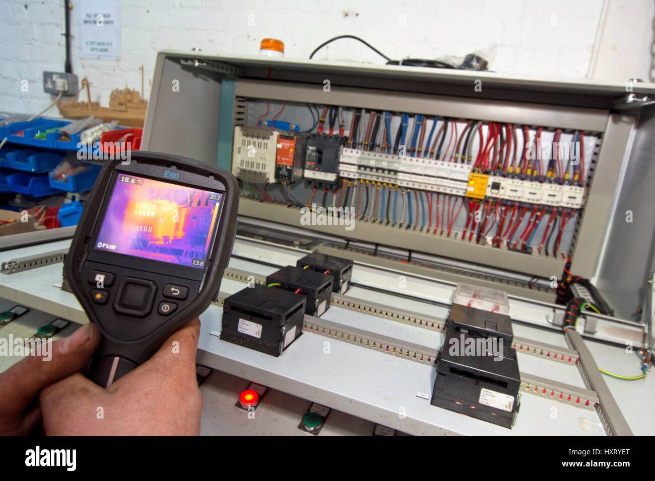 Die Thermal Imaging Infrared Testing equipment auf Platine Stockfoto