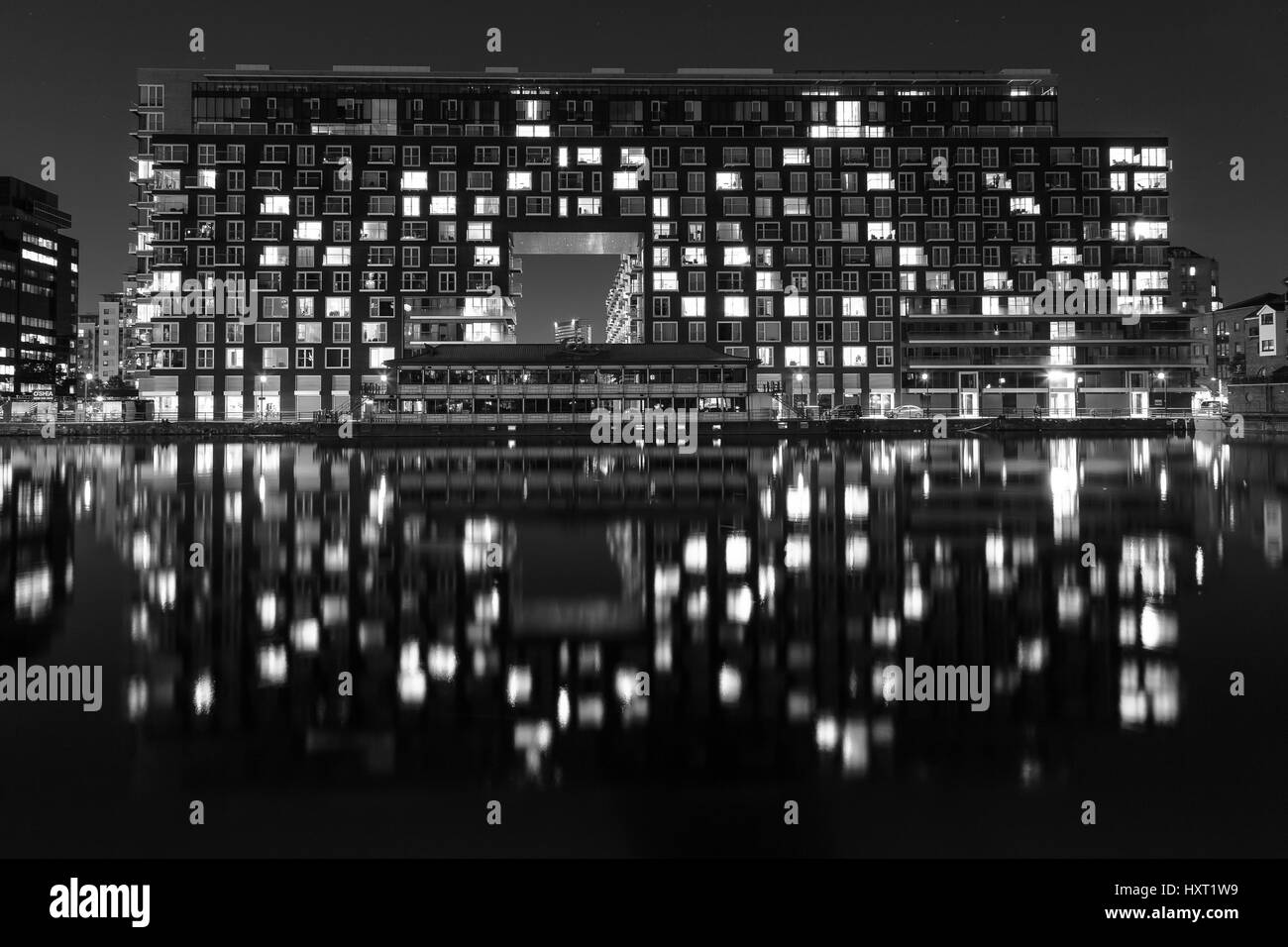 Gebäude in der Nacht in der Marina mit Reflexionen von Leuchten, London Docklands Stockfoto