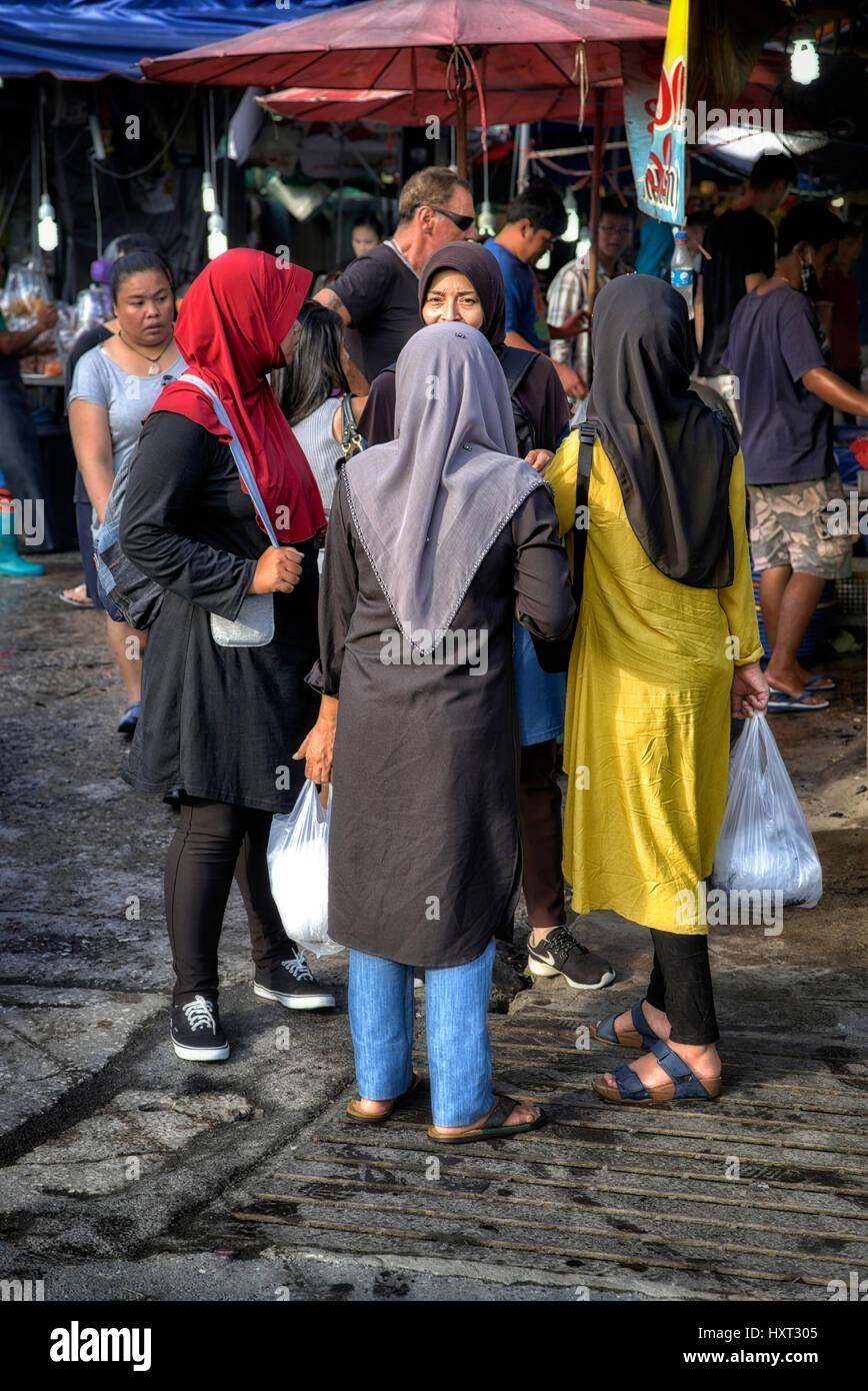 Gruppe von muslimischen Frauen, die auf einer Thailand Straße Lebensmittelmarkt einkaufen. Südost-Asien Stockfoto