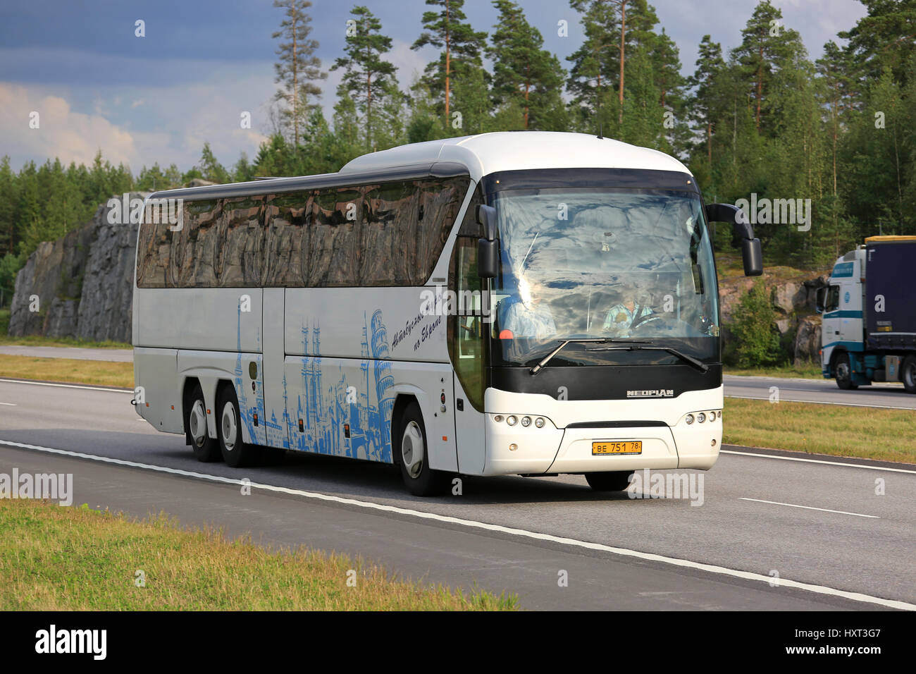 PAIMIO, Finnland - 19. August 2016: White Neoplan Tourliner Reisebus bewegt sich entlang der Autobahnverkehr in die ländliche Landschaft südlich von Finnland. Stockfoto